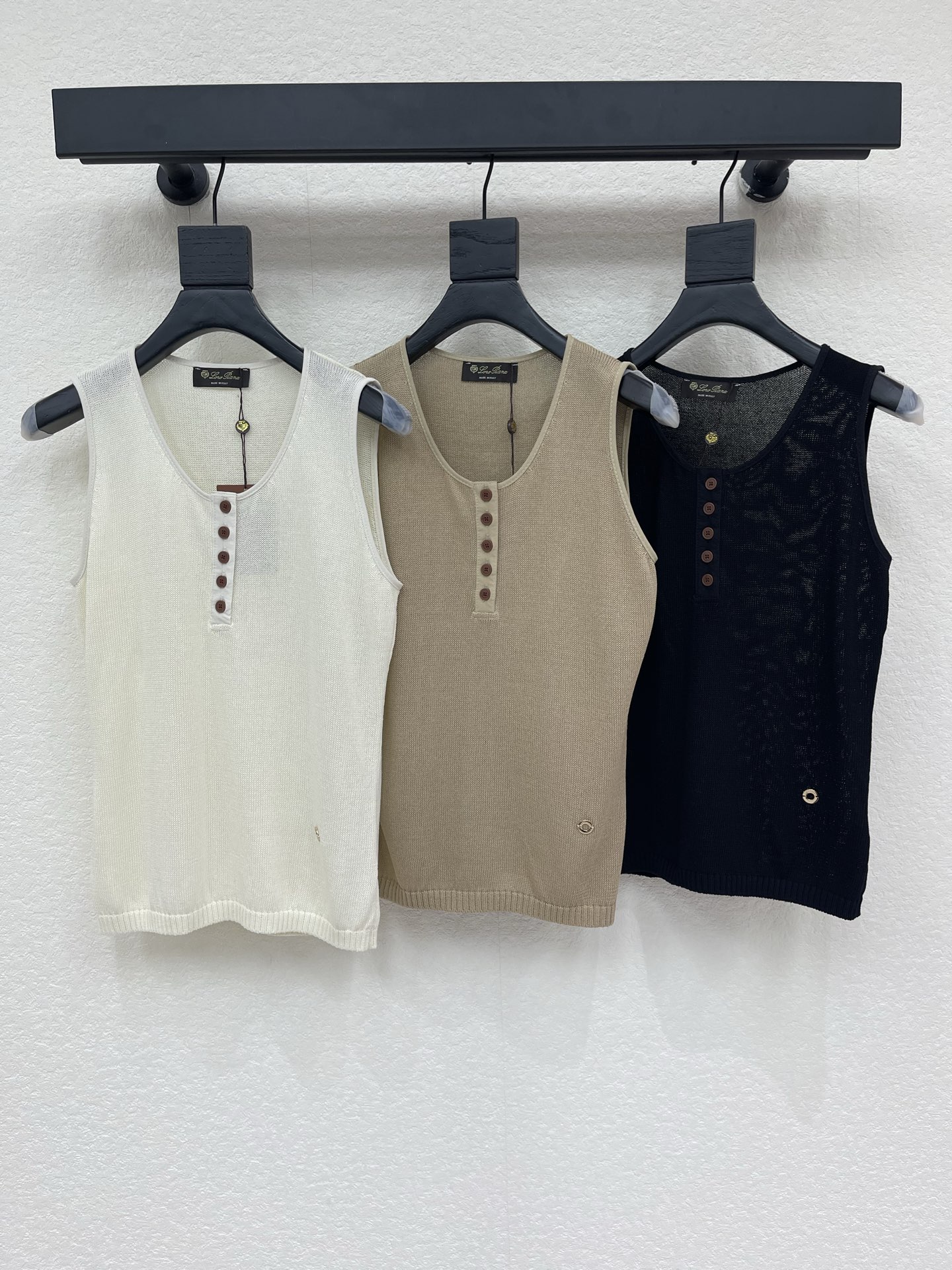 NO:891548,Loro pian*26 new spring and summer LP round neck knitted vest!  Customized imported silk wool material, comfortable texture, round neck vest cut, half placket buttons can be freely adjusted to modify the neck line, hardware logo on the waist highlights the high-end look, all-over plain color, full of old money style, regular fit, full of relaxed tonality, highlighting the light luxury and fashionable temperament!  SML,,loro piana,loro piana,19860909Loro pian*26春夏新款LP圆领针织背心！定制进口丝毛材质 质感舒适 圆领背心剪裁 半开襟纽扣自由调节修饰颈部线条 腰侧五金徽标 凸显穿搭高级感 通体素色 老钱风满满 常规版型 尽显松弛调性 凸显轻奢时髦气质！SML,,loro piana,loro piana,,Women's clothing