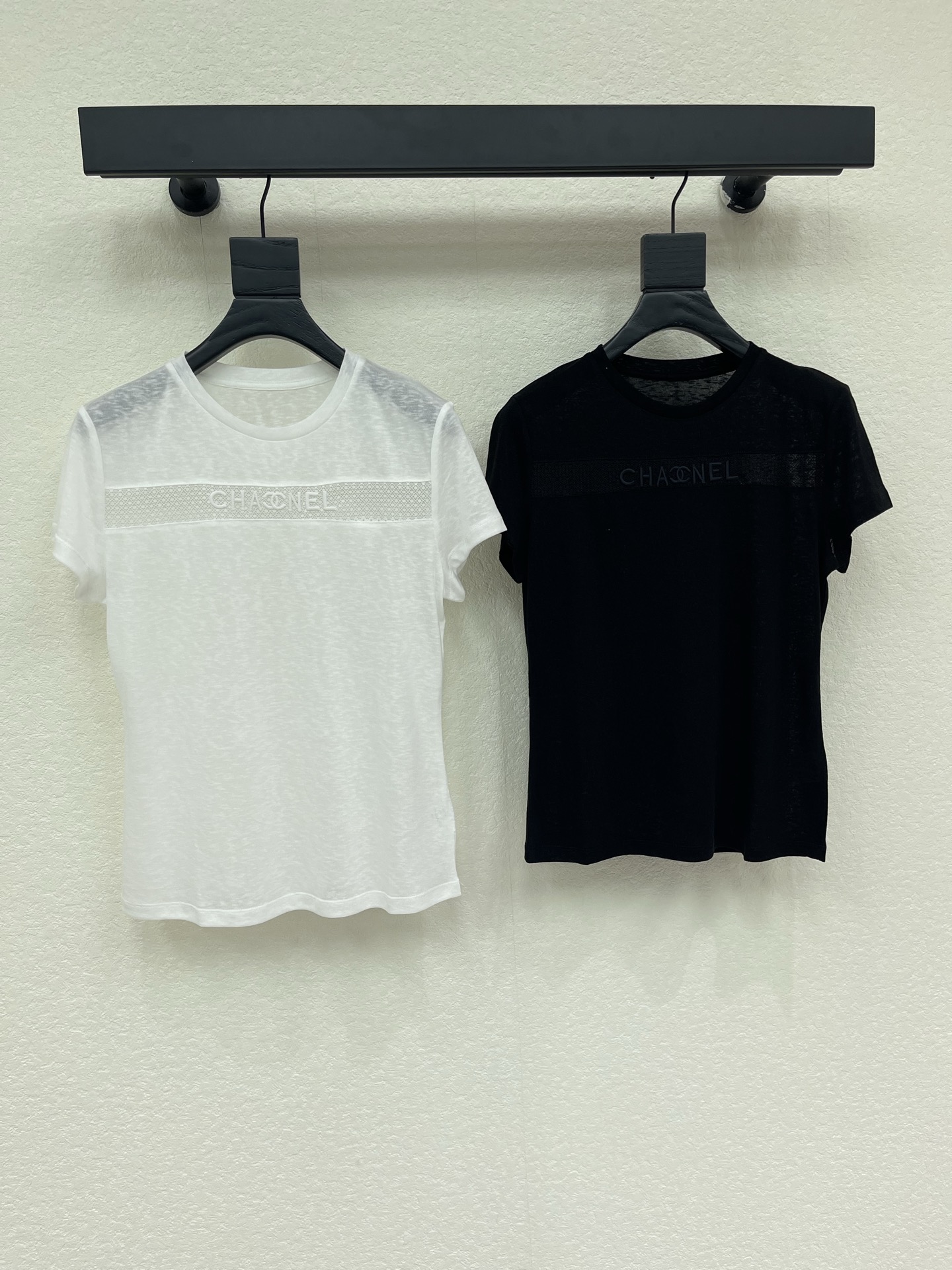 NO:893031,C Home 26 new summer style short sleeves with letters, light and breathable, not sweaty, hollow embroidered letters on the chest, perfect sense of layering and airiness, standard round neck, loose and not tight tailoring, not picky about body shape, super comfortable to wear in summer, can easily create a high-end daily look regardless of matching or matching, two colors and three codes, Size/S-M-L,,chanel,T-shirt,19860909C家 26夏季新款 字母短袖 轻薄透气不闷汗 胸前镂空刺绣字母 层次感和空气感满分 标准正圆领 宽松不紧绷剪裁 不挑身材 夏天穿超舒服 无论搭配还是 都能轻松打造高级感日常look 两色三码Size/S-M-L,,chanel,T-shirt,,Women's clothing