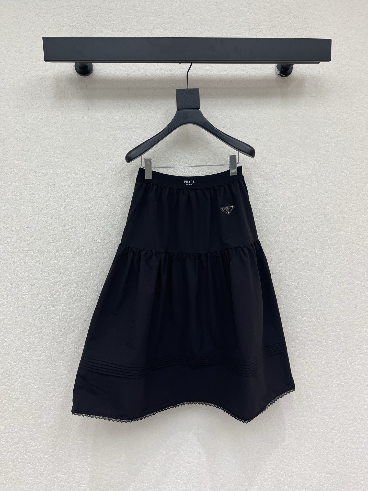 NO:891541,Prad*26 new spring and summer black long skirt. Light fabric + layered design. The wavy edge of the skirt is super detailed. The waist is elastic, comfortable and slimming. The triangle logo on the front is low-key and luxurious, making it highly recognizable!  It can be easily used for daily commuting and leisure. Pair it with a simple top or items from the same brand, and you will feel fashionable ~ SML, prada, skirts,19860909Prad*26春夏新品黑色长裙半裙 轻薄面料+层叠设计,裙摆波浪边超有细节感.腰部松紧,舒适又显身材,正面三角Logo低调奢华,辨识度满分！日常通勤、休闲都能轻松驾驭,搭配简约上衣或同品牌单品,时髦感直接拉满～SML,,prada,skirts,,Women's clothing