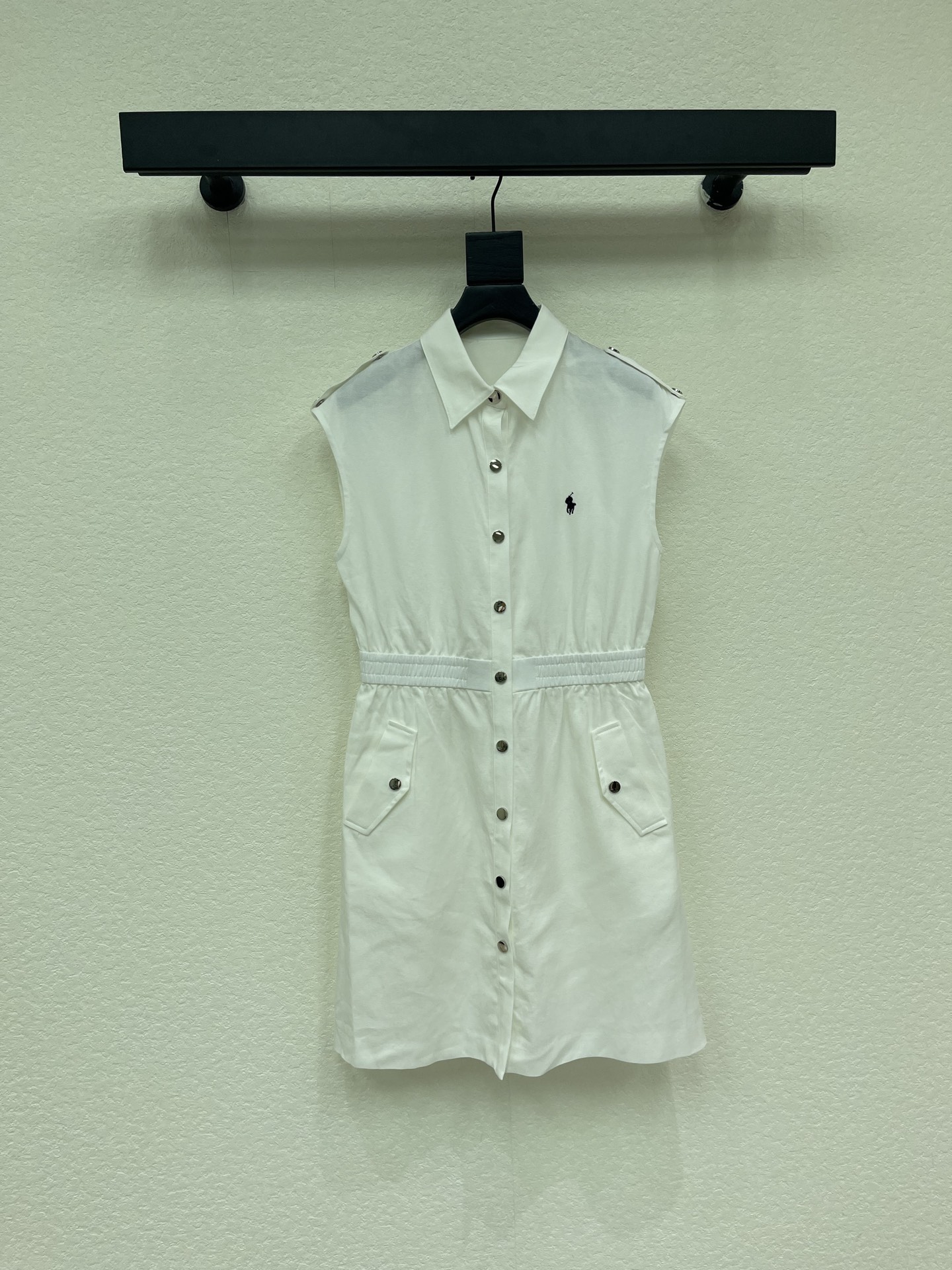 NO:893033,Raff 26 spring and summer new dress  Simple commuter-style textured item. Neat lapels with fully open metal breast buttons, low-key and exquisite pony embroidery on the chest, and elastic waist to accurately outline the waistline, optimizing the three-to-seven ratio. Work pockets on both sides add layers, and the loose and short version hides the flesh and shows the length of the legs. The light and breathable fabric has a soft texture, and the pure white background is clean and healing. It is suitable for daily travel, commuting and dating, and can easily be worn to create a refreshing, age-reducing, simple and attractive high-end casual temperament. Ready in stock smL, skirts,19860909拉夫 26春夏新品 连衣裙 简约通勤系质感单品.利落翻领搭配全开金属排扣,胸口小马刺绣低调精致,松紧收腰精准勾勒腰线,优化三七分比例.两侧工装贴袋增加层次,宽松短款版型藏肉显腿长.轻薄透气面料自带柔和肌理,纯白底色干净治愈,日常出行、通勤约会皆适配,轻松穿出清爽减龄、简约耐看的高级休闲气质.现货smL,,skirts,,Women's clothing