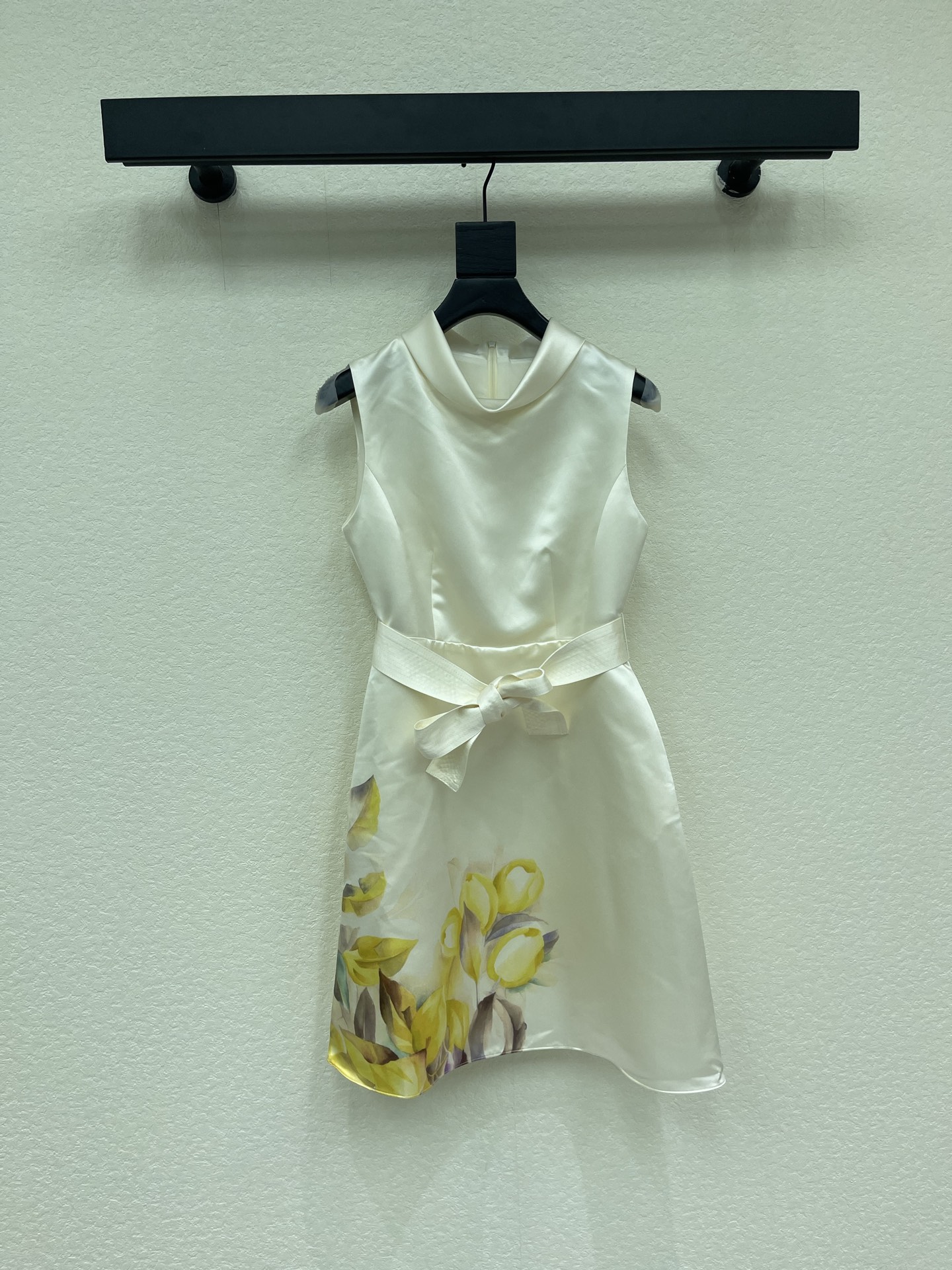 NO:891527,Niche design 26 spring and summer new product Hepburn style French floral print sleeveless dress, neat waist, slimming and temperament, doll collar A-line skirt, taking into account the sense of age reduction and sophistication, full-print embossed jacquard texture fabric, high-end texture, rich visual layering, the same fabric belt can be tied into a big bow to add sweetness, make the look more flexible, proper and pretty girl style SMLXL,,skirts,19860909小众设计26春夏新品赫本风法式花卉印花无袖连衣裙 利落收腰显瘦气质娃娃领A字裙摆 兼顾了减龄感和精致感 满印浮雕提花肌理面料质感高级 视觉层次丰富 同面料腰带可系成大蝴蝶结增添甜美感 让造型更灵动 妥妥的娇俏千金少女风SMLXL,,skirts,,Women's clothing
