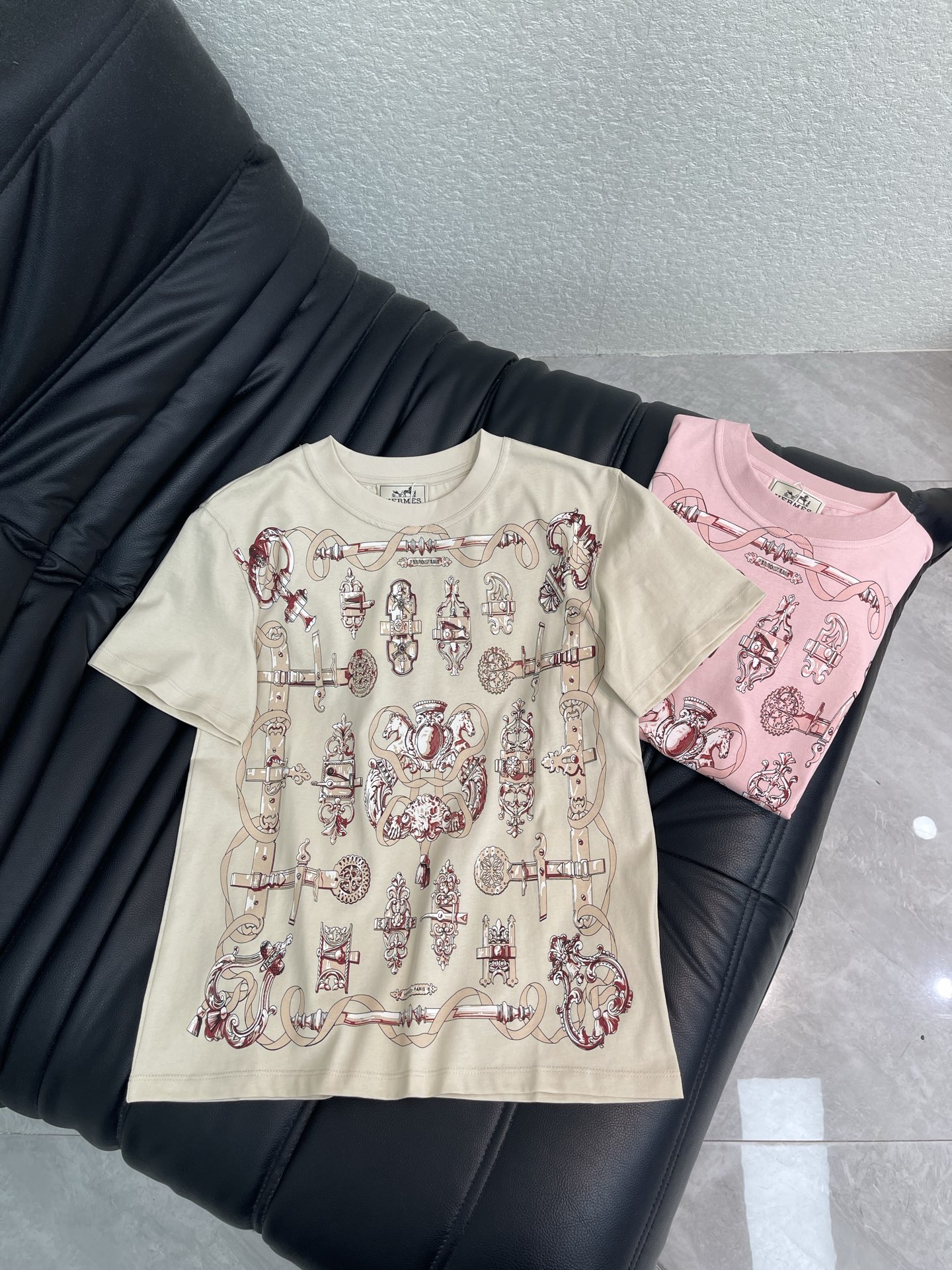 NO:891531,Hermes*26 new spring and summer printed short-sleeved T-shirt. Available in off-white and pink. The pure cotton material is soft and comfortable, perfect for summer!  The retro pattern on the front is interesting and artistic, and the loose round neck design is suitable for daily casual wear, including jeans and short skirts. The printing process is exquisite, the pattern is clear and not easy to fade, and it is cost-effective. It is suitable for sisters who like to wear personalized outfits!  SML,,hermes,skirts,jeans,T-shirt,tees,t-shirt,19860909Hermes*26春夏新款印花短袖T恤.米白和粉色可选,纯棉材质柔软舒适,夏天穿超合适！正面复古图案,趣味又文艺,宽松圆领设计,日常休闲随便搭,牛仔裤、短裙都OK.印花工艺精致,图案清晰不易褪色,性价比高,适合喜欢个性穿搭的姐妹们！SML,,hermes,skirts,jeans,T-shirt,tees，t-shirt,,Women's clothing