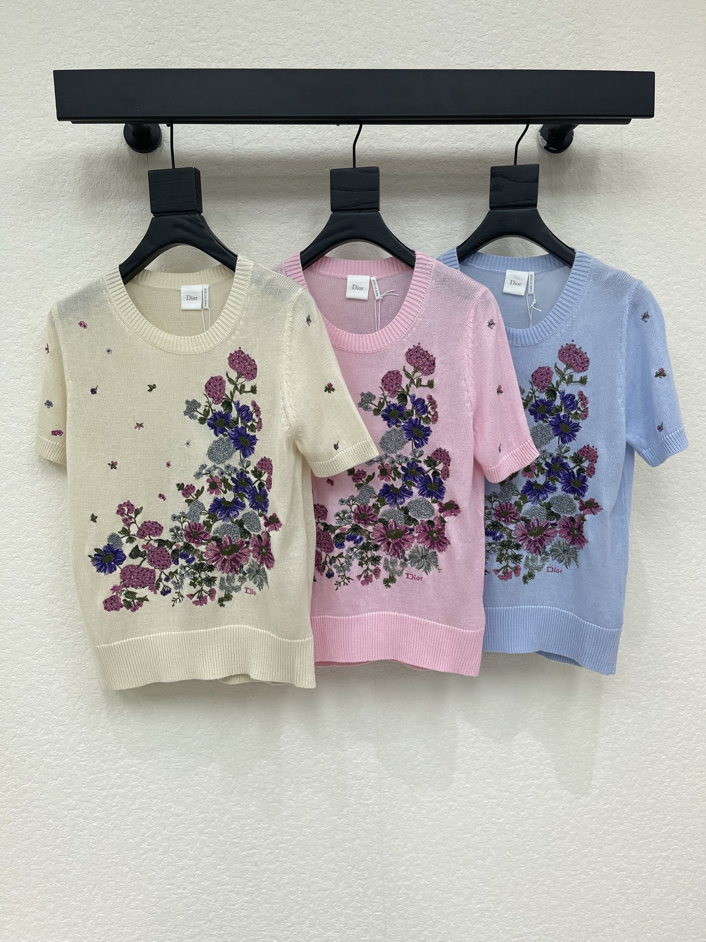 NO:893024,Dio* Heavy duty floral embroidered knit short sleeves!  Customized wool knitted yarn material, high quality, skin-friendly and breathable, large body with heavy floral embroidery pattern design, exquisite and high-end, round neck and short sleeve tailoring, simple and elegant SML, dior, T-shirt,19860909Dio* 重工花卉刺绣针织短袖！定制羊毛针织纱线材质 质感上乘 亲肤透气 大身大面积重工花卉刺绣图案设计 精致有高级 圆领短袖剪裁 简约大方 SML,,dior,T-shirt,,Women's clothing