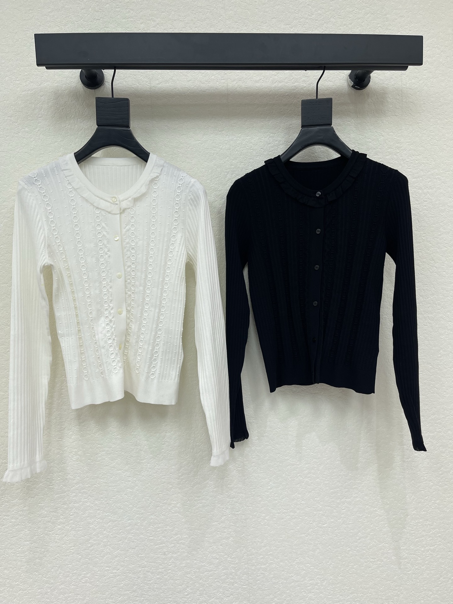 NO:893032,H is a smart outfit, a elegant little lace collar jacquard knitted long-sleeved cardigan!  Slim-fitting double weave with pit strips for a slimmer silhouette. The imported silk and pure cotton yarn has a delicate and soft texture that’s amazing!  Stylish and generous, elegant and fashionable, the classic version is not flattering on the upper body, looks slim and versatile!  Highly recommended must-have item!  Perfect workmanship quality depends on the details SML,,19860909H高智感穿搭,气质小花边领提花针织长袖开衫！坑条修身双织巨显瘦的版型.进口蚕丝纯棉纱线细腻柔软的质感超赞！时髦大方气质优雅又时髦,经典版型不挑人上身显瘦又百搭！强烈推荐必入单品！完美做工品质看细节 SML,,,Women's clothing