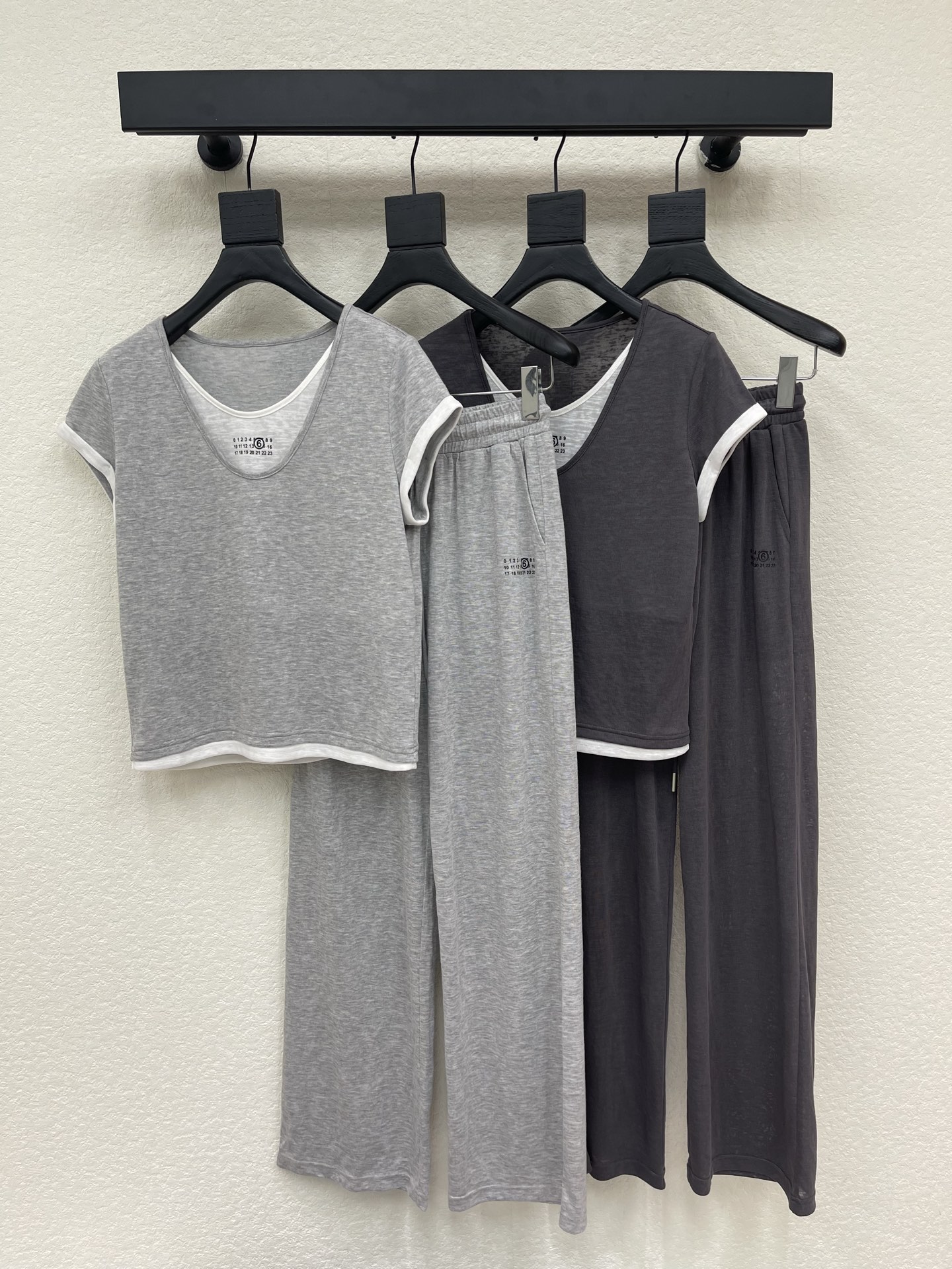 NO:893038,MM6*26 new fake two-piece short-sleeved and trousers elegant suit!  High-end customized fake two-piece slim fit T-shirt top, paired with elastic waist trousers. Minimalist style, French elegant and lazy style, casual and fashionable!  The three-dimensional tailoring version can be sweet or salty to reduce the age of the girl. It can be worn in a variety of ways to make the upper body slimmer and taller!  Highly recommended for self-retention!  Imported high-density fabric has a great texture!  The quality of workmanship depends on the details SML, masion margiela, T-shirt, tees, t-shirt,19860909MM6*26新品假两件短袖搭配长裤气质套装！ 高端定制假两件修身T恤上衣,搭配松紧腰长裤 极简主义风法式优雅的慵懒风, 休闲又时髦！ 立体剪裁版版型可甜可盐减龄少女风. 多种穿法百搭上身显瘦又高挑！ 强烈推荐自留款！ 进口高密度面料质感超赞！ 做工品质看细节 SML,,masion margiela,T-shirt,tees，t-shirt,,Women's clothing