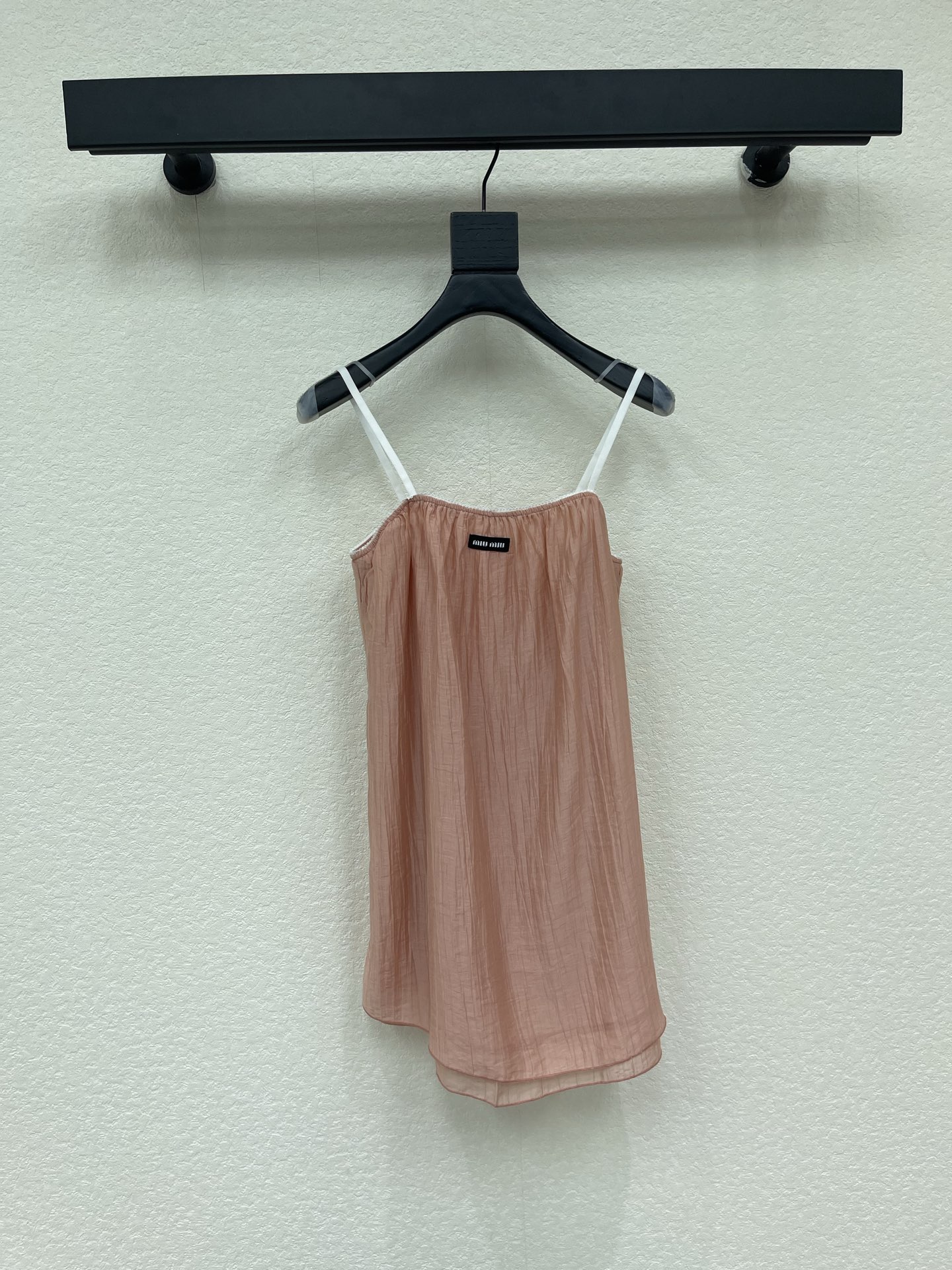NO:893019,Miu*26 new pleated tulle suspender skirt  The main body is made of smooth wrinkled gauze fabric with natural vertical wrinkles, which is light and transparent, with a hazy and soft texture. The wrinkles are permanently set and require no ironing. The double-layer lining design is completely impermeable to the skin and is stress-free for daily wear. The neckline is elastically pleated and paired with white shell lace edging, which is warm and comfortable.  It has a soft and girly look; the elastic neckline does not strangle the shoulders and neck, adapting to different shoulder widths. The contrasting thin white suspenders and soft contrasting bean paste pink skirt are visually refreshing; the length of the suspenders is fixed and will not slip off easily. The black woven fabric label in the middle of the chest and the white classic letter logo are simple and low-key, and the brand recognition is clear!  The peach pink suspender skirt with its own soft light filter is too girly. Monochrome size 3 SML,,miumiu,skirts,19860909Miu*26新款褶皱薄纱吊带短裙 主体采用自带自然竖褶皱的顺纡皱薄纱面料,轻盈通透,自带朦胧柔光质感,褶皱永久定型,免熨打理；双层内衬设计,完全不透肤,日常单穿无压力.领口松紧抽褶设计,搭配白色贝壳蕾丝花边包边,温柔少女感拉满；弹力领口不勒肩颈,适配不同肩宽.撞色细白吊带,柔和对比豆沙粉裙身,视觉清爽；吊带长度固定,不易滑落.胸口正中黑色织唛布标,白色经典字母标识,简约低调,品牌辨识度清晰！自带柔光滤镜的蜜桃粉吊带裙太戳少女心单色3码SML,,miumiu,skirts,,Women's clothing