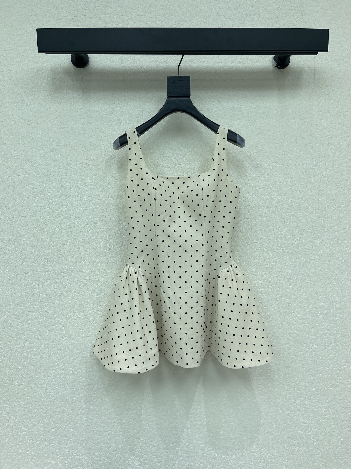 NO:893022,Niche design 26SS——New spring and summer French polka-dot square-neck waist dress. The back strap is slimming and puffy short hot girl skirt. It is based on a retro bra style with a three-dimensional puffy design. It has both sweet temperament and retro atmosphere and is highly recognizable on the upper body. Small people can easily control it. The classic polka dot element style can be salty or sweet SML,,skirts,19860909小众设计26SS———春夏新品法式波点方领收腰连衣裙 后背绑带显瘦蓬蓬短款辣妹裙 以复古胸衣版型为基底搭配立体蓬摆设计 甜美气质与复古氛围兼备上身辨识度极强 小个子能轻松驾驭 经典波点元素风格可盐可甜SML,,skirts,,Women's clothing
