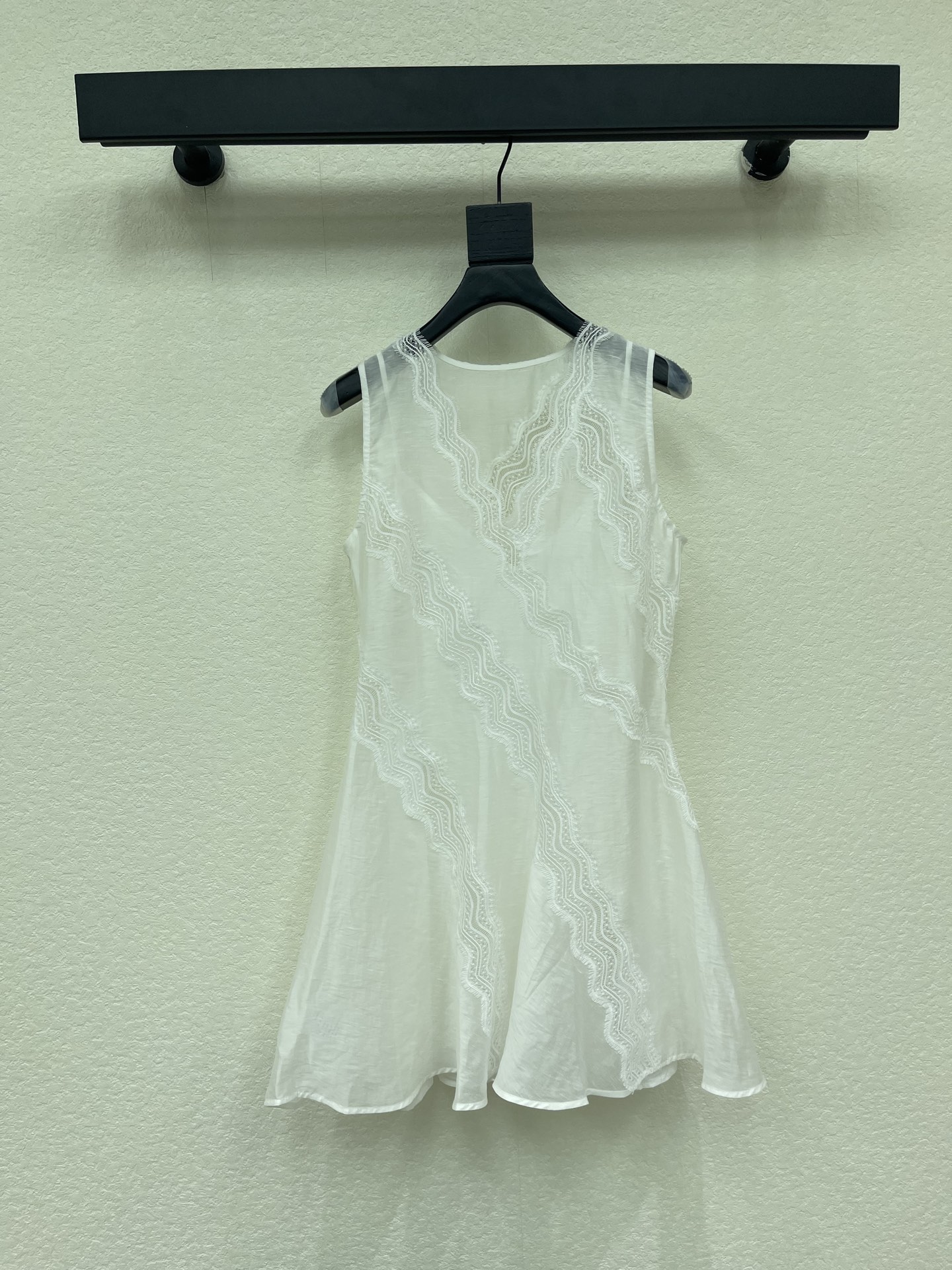 NO:893028,The original designer's 26 spring and summer new product white moonlight falls into the corner of the skirt, which is a gentle killing with its own soft light filter. The V-neck lace spreads along the curve, and the raw edge texture has a relaxed sense of pure desire. The sleeveless tailoring makes the shoulder line slim and beautiful. The skirt sways gently, as if the summer wind has been mixed into the gentleness. When you wear it, you will feel the cool white moonlight with its own fairy spirit. Ready for sale smL, skirts,19860909原创设计师款 26春夏新品白月光落进裙角,是自带柔光滤镜的温柔杀.V领蕾丝顺着曲线蔓延,毛边肌理自带松弛的纯欲感,无袖剪裁衬得肩线清瘦又好看, 裙摆轻晃间,像把夏日的风都揉进了温柔里 穿上就是自带仙气的清冷白月光.现货出售smL,,skirts,,Women's clothing