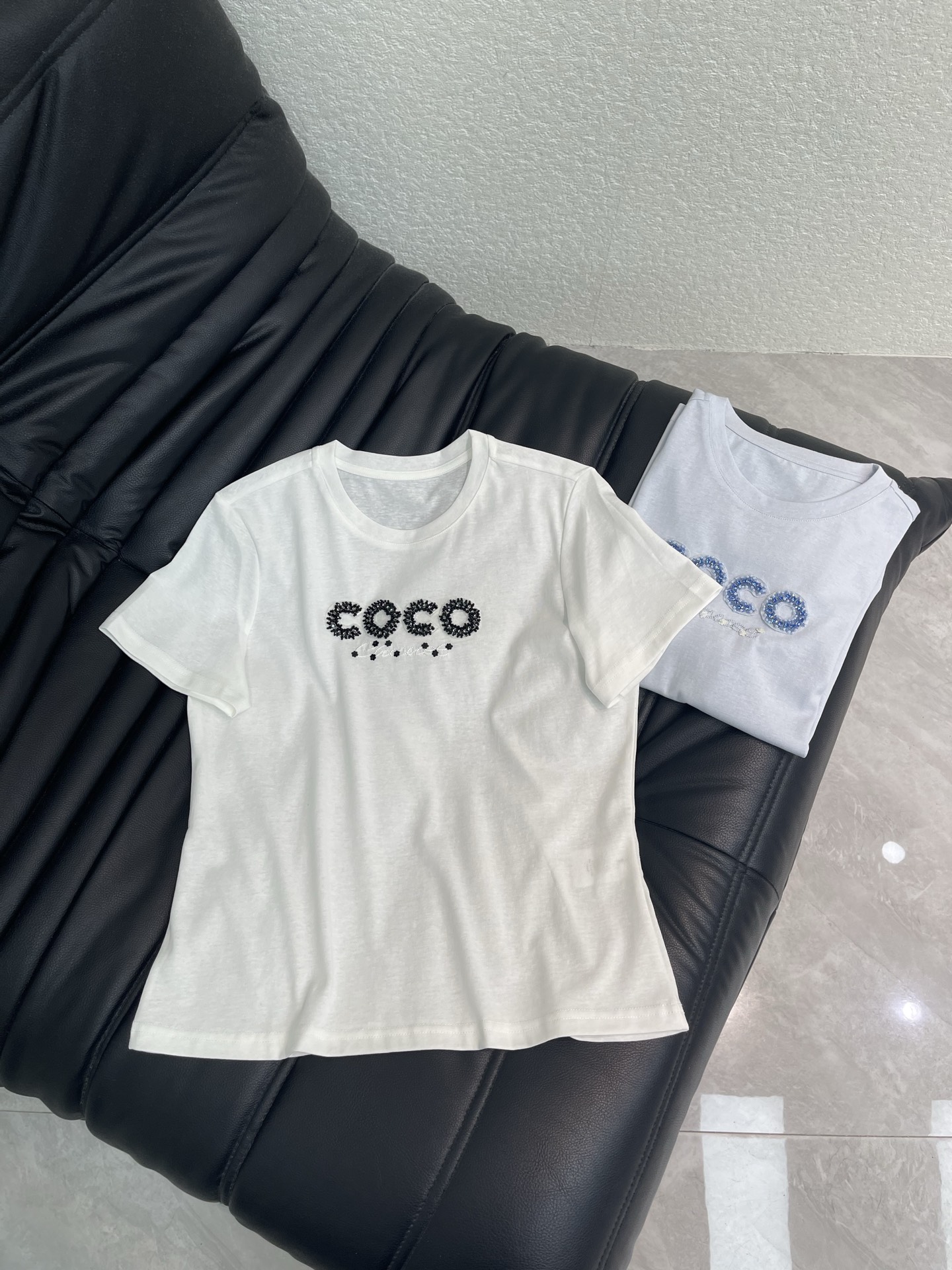NO:893034,Xiaoxiang coco letter beaded T-shirt. Right shoulder cut ~ moderate length. Customized snowflake cotton with a slightly transparent texture. Lightweight, comfortable and breathable. The beaded embroidery of coco letter on the chest is very delicate and has a sense of craftsmanship. A T-shirt that breaks the monotony of daily life. If you like the exquisite closed eyes, you can never go wrong with the upper body. SML,, tees, t-shirt,19860909小香coco字母钉珠T恤 正肩版型剪裁～长度适中 恰到好处 定制雪花棉 自带微透纹理感 轻薄舒适又透气 胸前的coco字母订珠刺绣 非常精致 有工艺感 打破日常单调的T恤 喜欢精致的闭眼入 上身绝对不会出错 SML,,tees，t-shirt,,Women's clothing