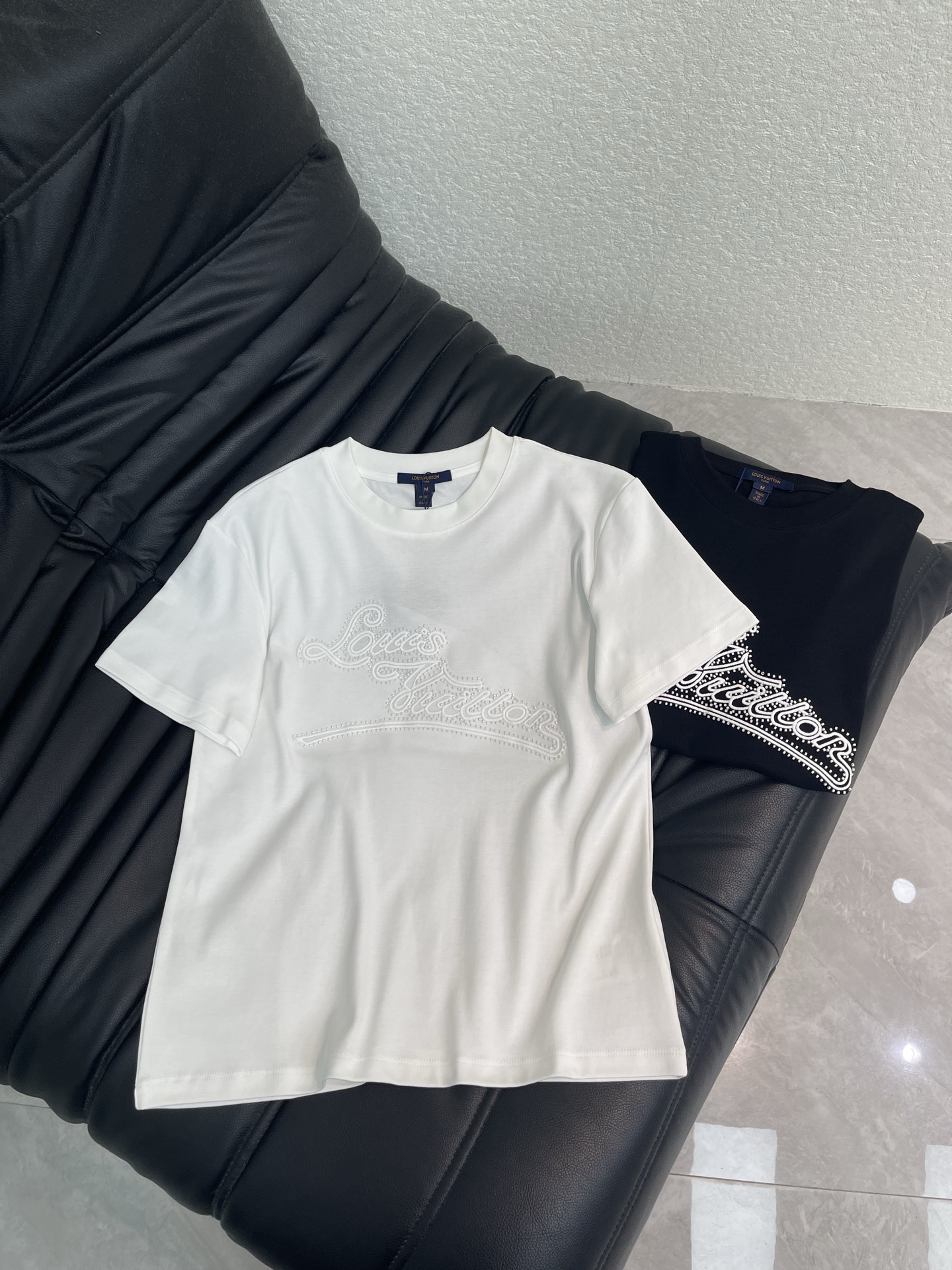 NO:893013,L's 26 new summer style black embroidered short-sleeved T-shirt made of high-quality cotton fabric, comfortable and breathable to wear, white embroidered logo on the front, simple and recognizable, loose fit, not picky about body shape, casual and stylish, daily outing, can be easily paired with jeans or casual pants for casual occasions, easy to get a high-end look, two-color SML, Louis Vuitton, jeans, T-shirt, tees, t-shirt,19860909L家 26夏季新款 黑色刺绣短袖T恤 采用高品质棉质面料 穿着舒适透气 正面白色刺绣Logo 简约又有辨识度 宽松版型 不挑身材 随性又有型 日常出街 休闲场合都能轻松搭配牛仔裤或休闲裤 轻松get高级感穿搭 二色SML,,louis vuitton,jeans,T-shirt,tees，t-shirt,,Women's clothing
