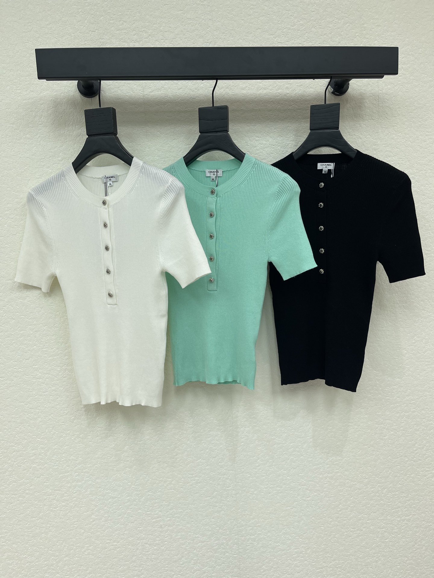NO:892982,CHANE* 2026 spring and summer latest series!  Half-cardigan knitted short sleeves!  Customized silk wool yarn weaving, high-end texture, stretchy and comfortable, round neck knitted short-sleeved version!  White double C button decoration, half placket cut, can be opened to beautify the head and shoulder ratio and make the head and shoulders slimmer, four colors, size 3, AA, chanel, T-shirt,19860909CHANE* 2026春夏最新系列！半开襟针织短袖！定制丝毛纱线织造,质感高级,弹力舒适,圆领针织短袖版型！白色双C纽扣装饰,半开襟剪裁,可敞开美化头肩比例更显瘦,四色3码 AA,,chanel,T-shirt,,Women's clothing