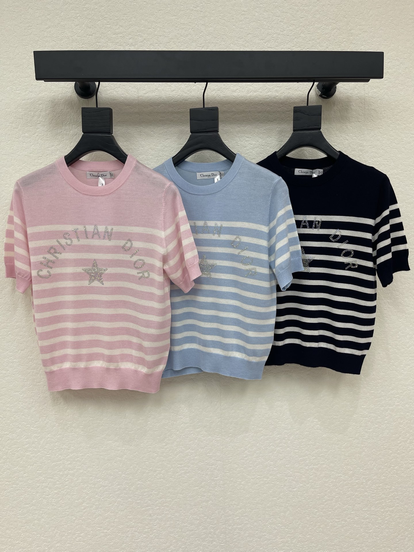 NO:892991,Dio* 2026 spring and summer latest series!  Round neck striped knitted short sleeves!  Customized silk wool yarn weaving, round neck and short sleeve tailoring, contrasting stripes below the chest and hot diamond letter slogan on the chest, 3 colors and 3 codes AA, dior, T-shirt,19860909Dio* 2026春夏最新系列！圆领条纹针织短袖！定制丝毛纱线织造 圆领短袖剪裁 胸口以下条纹撞色配合胸前烫钻字母标语 3色3码 AA,,dior,T-shirt,,Women's clothing