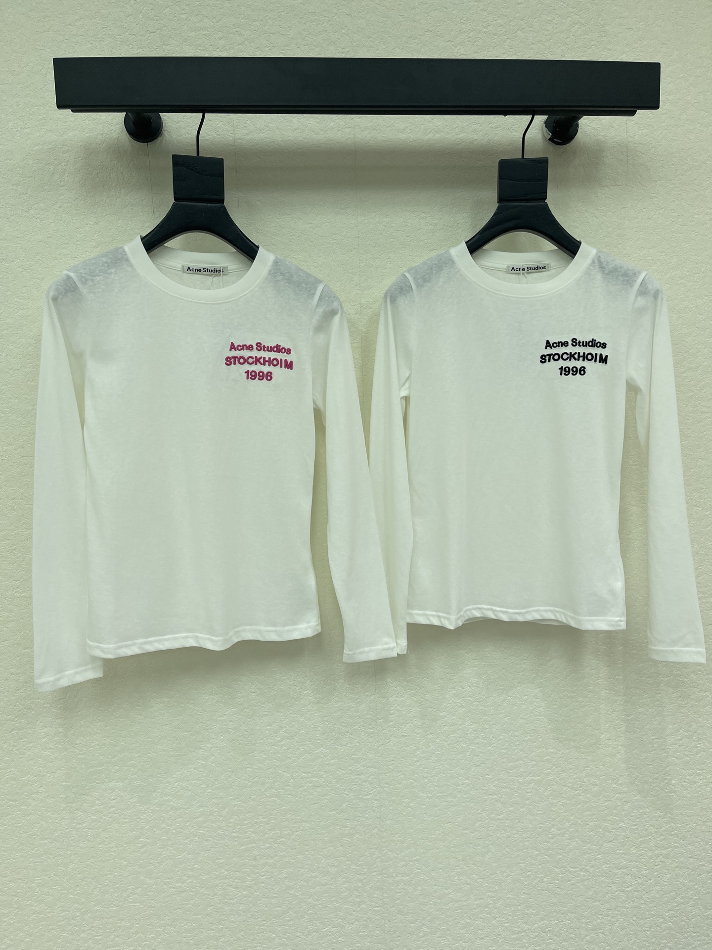 NO:893039,Acne/early autumn new long-sleeved base layer; made of cotton fabric with soft and delicate texture, custom-made washed wheat accessories. The fit is comfortable and good-looking!  S-M-LXL black-red,,acne studios,19860909Acne/早秋新款长袖打底衣；采用棉面料质感柔软细腻,定制洗水麦辅料齐.版型合身上身效果舒适好看！S-M-LXL 黑色-红色,,acne studios,,Women's clothing