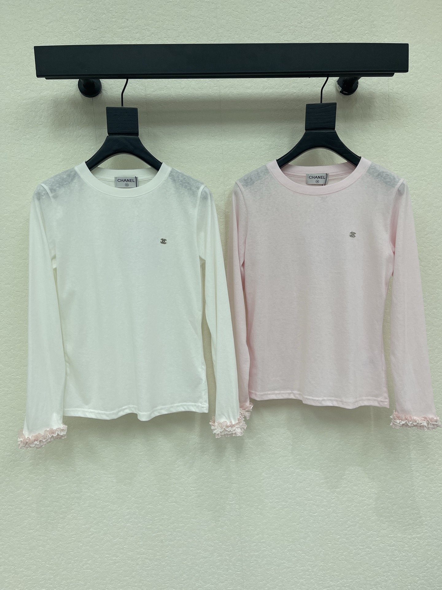 NO:893041,Chanel's new early autumn long-sleeved bottoming top; made of cotton fabric with a soft and delicate texture, custom-made washed wheat accessories. The fit is comfortable and good-looking!  S-M-LXL pink white,,chanel,19860909Chanel早秋新款长袖打底衣；采用棉面料质感柔软细腻,定制洗水麦辅料齐.版型合身上身效果舒适好看！S-M-LXL 粉色白色,,chanel,,Women's clothing