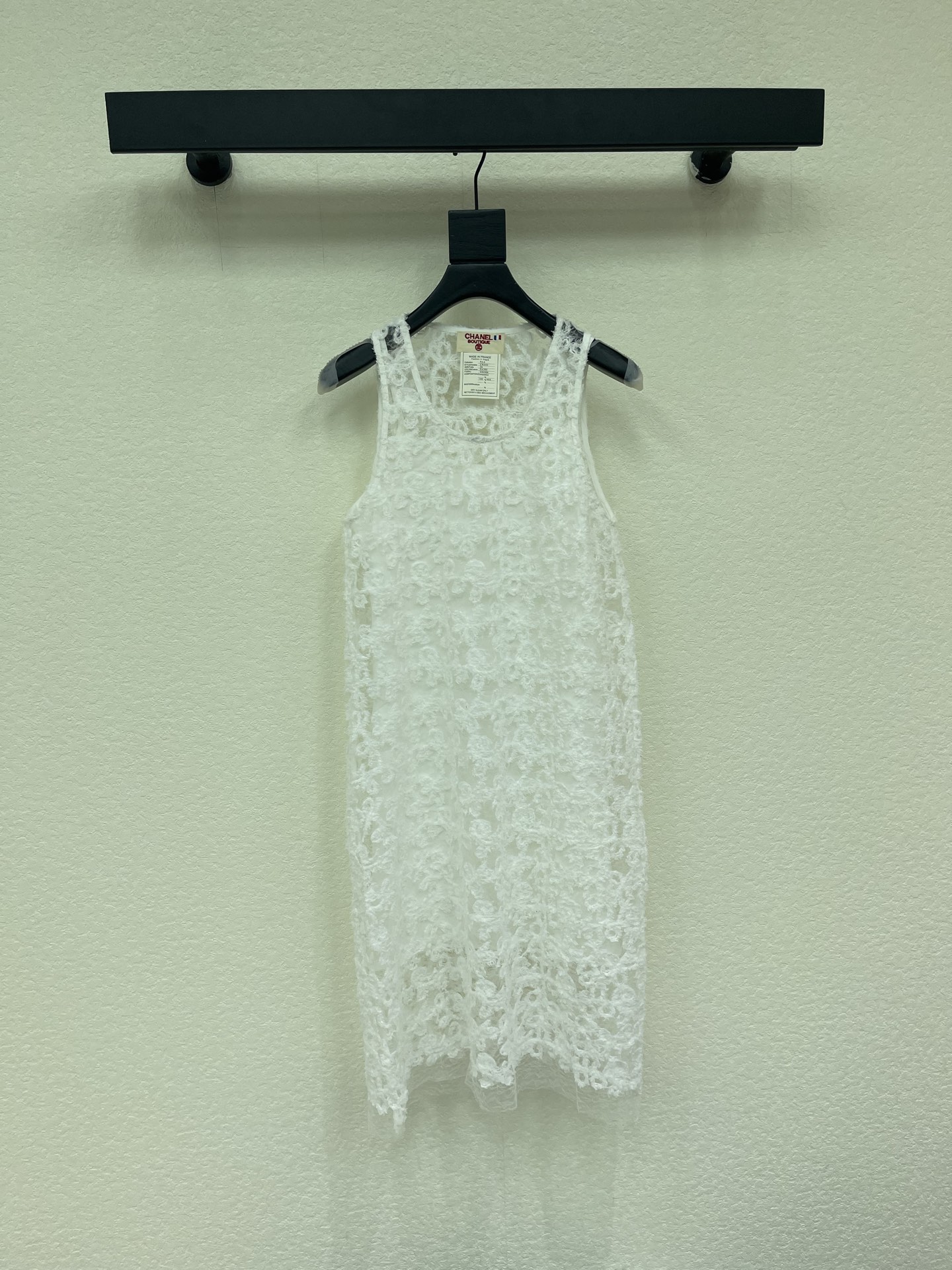 NO:893784,CHANE*26 new white sleeveless dress, jacquard sleeveless dress + suspender lining, simple and elegant, fairy fluttering mesh jacquard design is super atmospheric, light and breathable, super comfortable to wear in summer!  Lined suspenders improve comfort and can be layered to create a sense of layering. The A-line shape is slim and tolerant, and can be easily worn in daily life, vacations, and parties. It is versatile when worn alone or paired with a jacket, and it is easy to switch between multiple styles~SML,,chanel,skirts,jackets & coats,19860909CHANE*26新款白色无袖连衣裙,提花无袖连衣裙+吊带内衬,简约优雅,仙气飘飘网纱提花设计超有氛围感,轻盈透气,夏天穿超舒服！内衬吊带提升舒适度,还能叠穿出层次感.A字版型显瘦又包容,日常、度假、聚会都能轻松驾驭,单穿or搭配外套都很百搭,轻松切换多种风格～SML,,chanel,skirts,jackets & coats,,Women's clothing