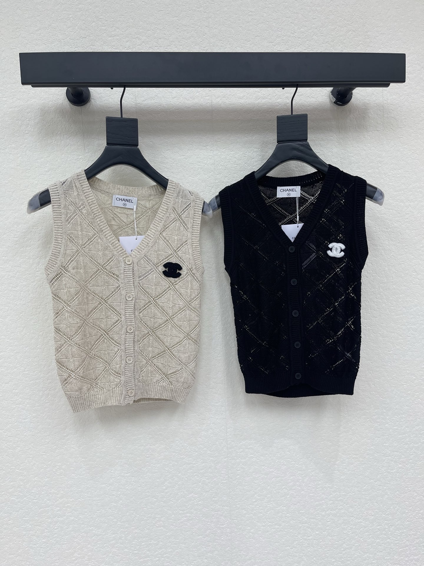 NO:892966,—New model on sale—New cardigan and vest model with logo pattern decoration and embellishment. Series model shipped. Upper body with high-end atmosphere. 2 color codes //,,19860909—新款发售— 新款 开衫马甲款 logo图案修饰点缀 系列款出货 上身高级氛围感 2色碼 //,,,Women's clothing