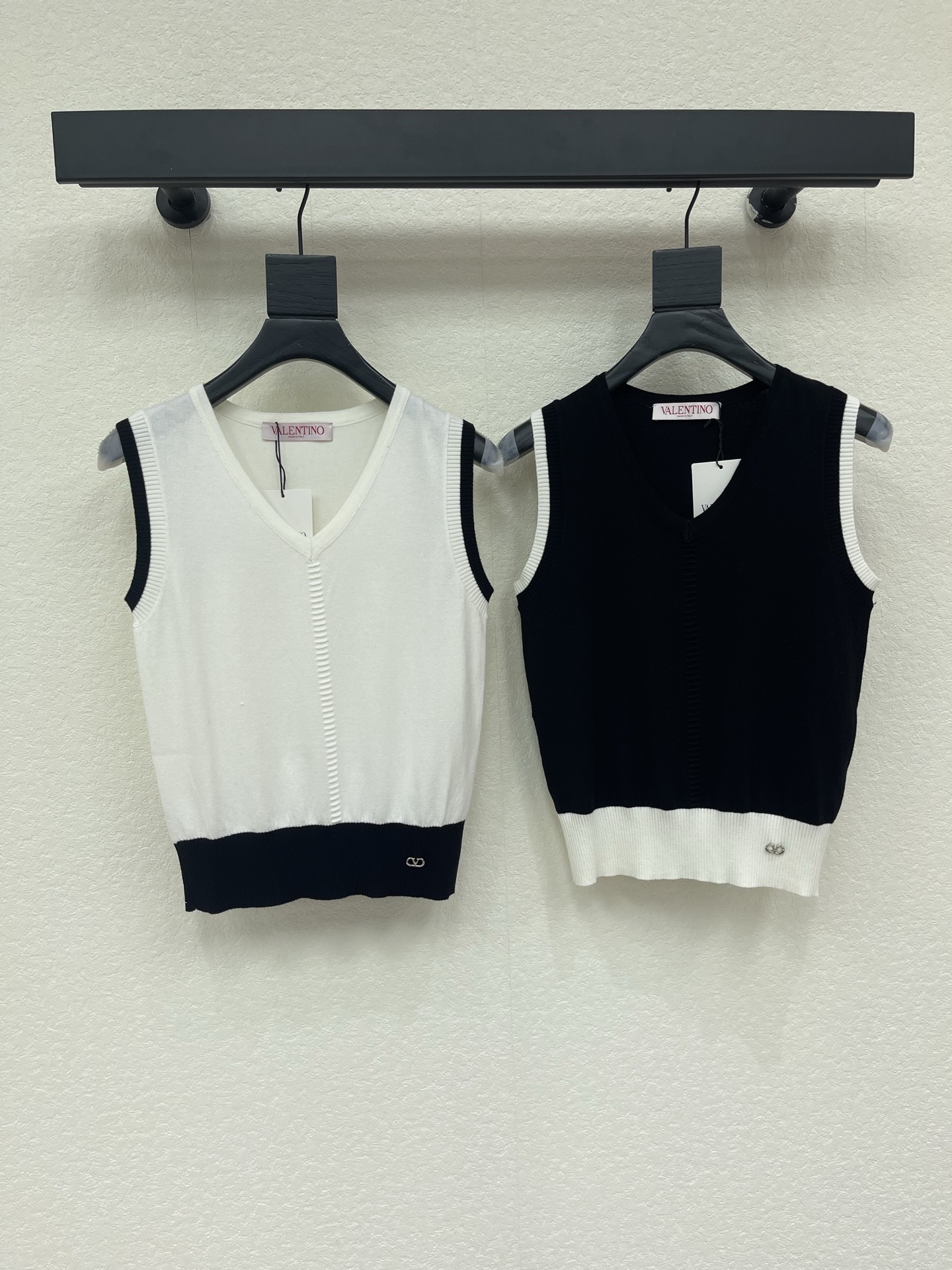 NO:892976,— New model on sale — Valentino’s new v-neck contrasting vest style, logo pattern decoration and embellishment, series models shipped, upper body with high-end atmosphere, 2 color codes // AA,,valentino,19860909—新款发售— 华伦天奴新款 v领撞色背心款 logo图案修饰点缀 系列款出货 上身高级氛围感 2色碼 // AA,,valentino,,Women's clothing
