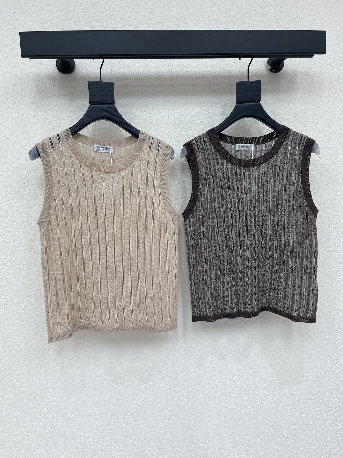 NO:892968,—New model on sale— BC new style old money style vest with logo pattern decoration and embellishment. Series models shipped. Upper body with high-end atmosphere. 2 color codes // AA,,19860909—新款发售— BC新款 老钱风背心款 logo图案修饰点缀 系列款出货 上身高级氛围感 2色碼 // AA,,,Women's clothing