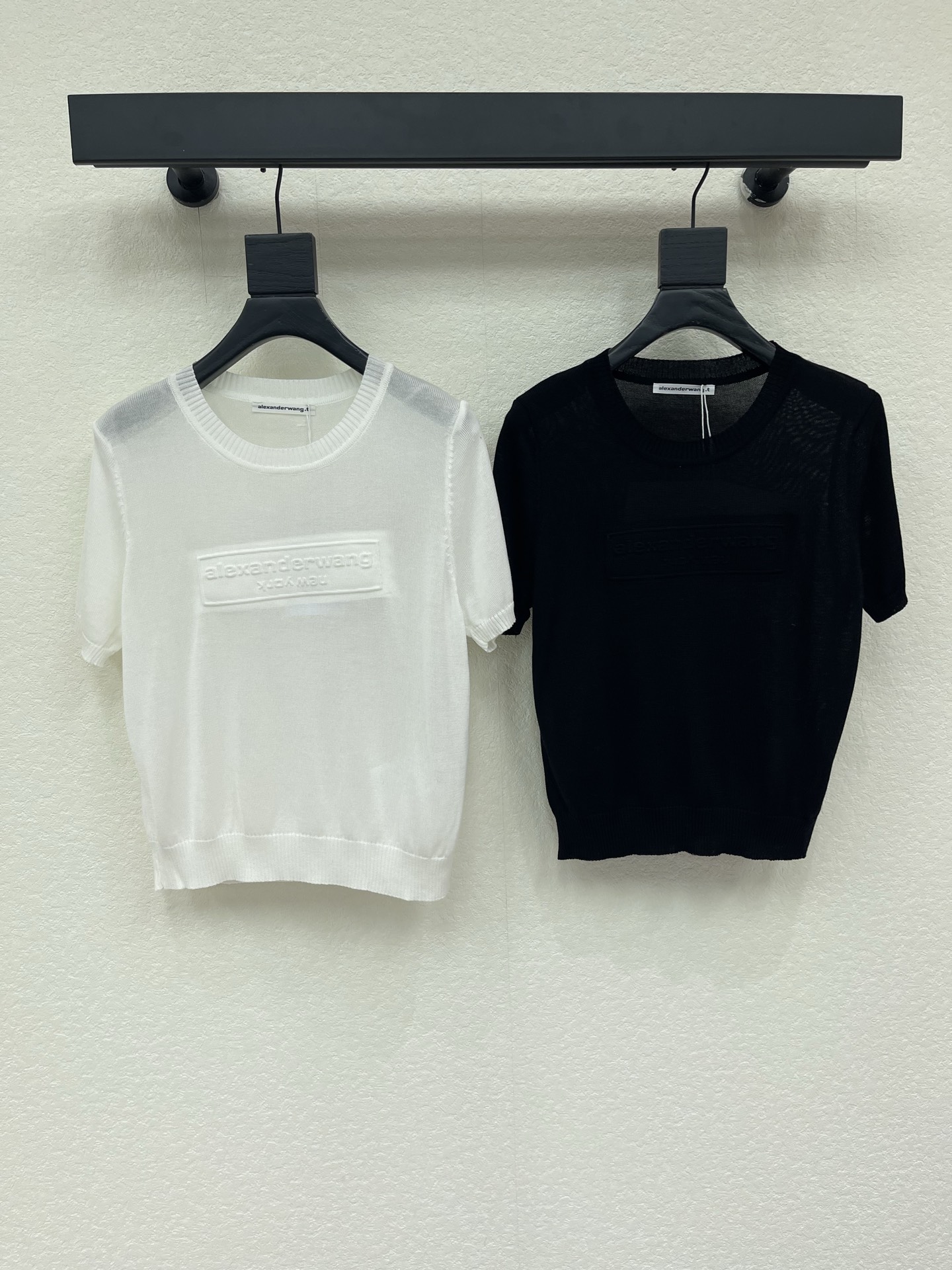 NO:892979,Alexander Wan* 2026 spring and summer latest series!  Round neck knitted short sleeves!  Made of custom imported knitted yarn material, comfortable texture and full of elasticity. Round neck knitted short sleeves. The letter logo on the chest highlights the brand style. 2 colors and 3 codes, AA,, T-shirt,19860909Alexander Wan* 2026春夏最新系列！圆领针织短袖！定制进口针织纱线材质织造 质感舒适 弹力十足 圆领针织短袖 胸前字母徽标彰显品牌格调 2色3码 AA,,T-shirt,,Women's clothing