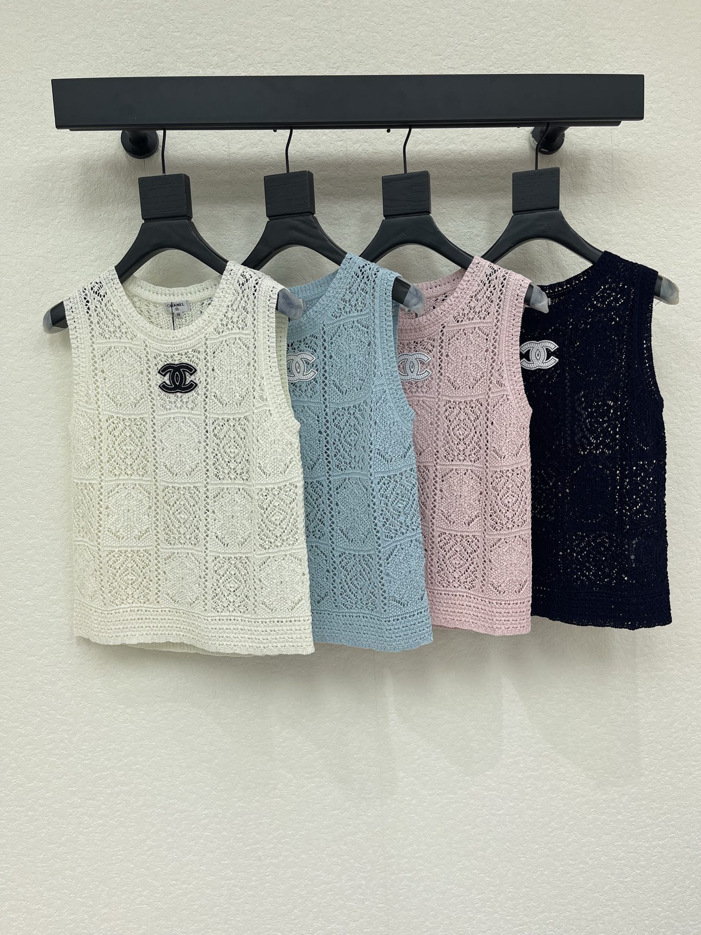 NO:892973,—New model on sale—New style hollow vest model with logo pattern decoration and embellishment. Series model shipped. Upper body with high-end atmosphere. 4 color codes // AA,,19860909—新款发售— 新款 镂空背心款 logo图案修饰点缀 系列款出货 上身高级氛围感 4色碼 // AA,,,Women's clothing