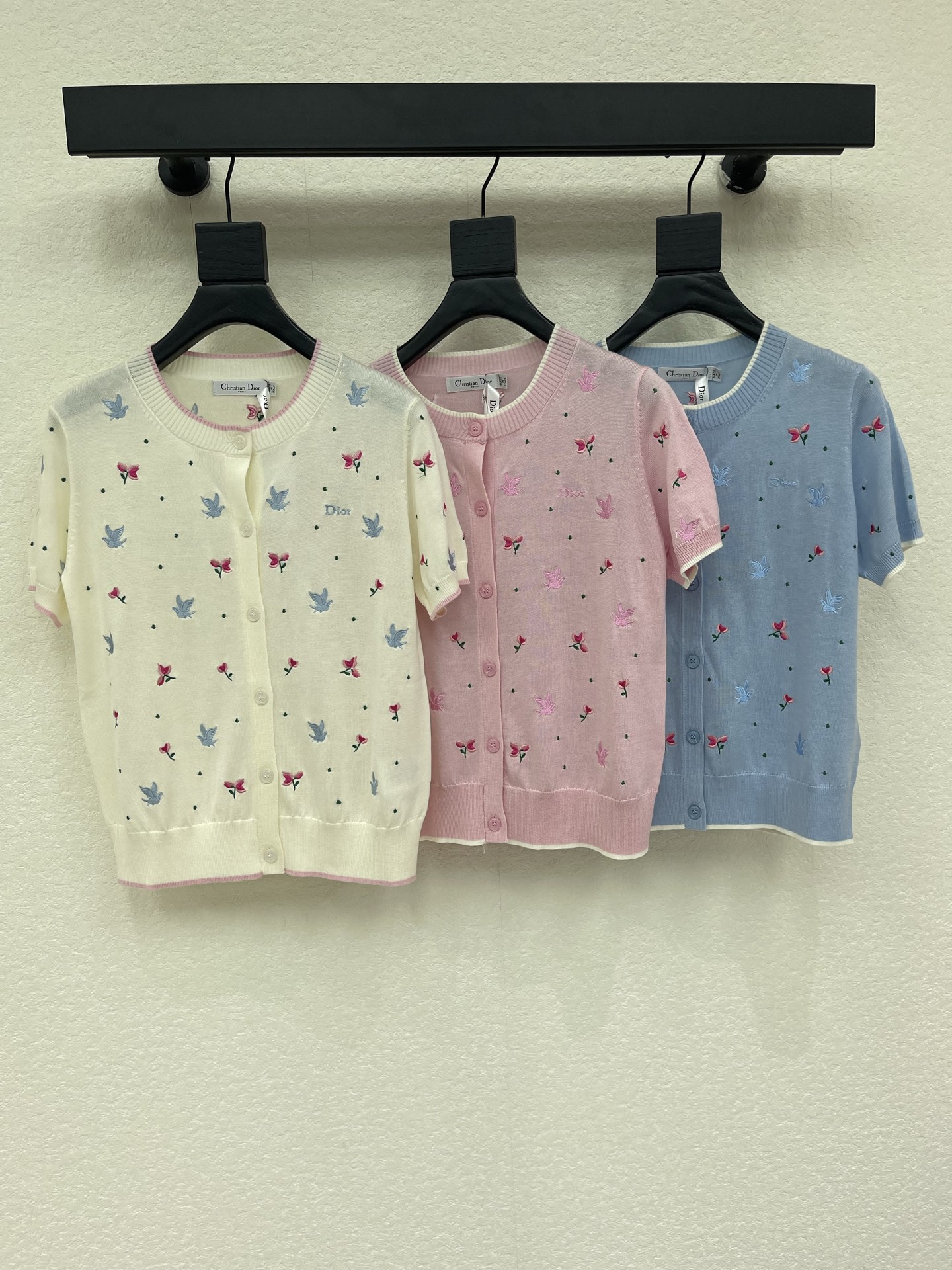 NO:892970,—New model on sale—Dior’s new rose embroidered cardigan short-sleeved style with logo pattern decoration and embellishment. Series models are shipped. The upper body has a high-end atmosphere. 3 color codes // AA,, dior, T-shirt,19860909—新款发售— Dior新款 玫瑰刺绣开衫短袖款 logo图案修饰点缀 系列款出货 上身高级氛围感 3色碼 // AA,,dior,T-shirt,,Women's clothing