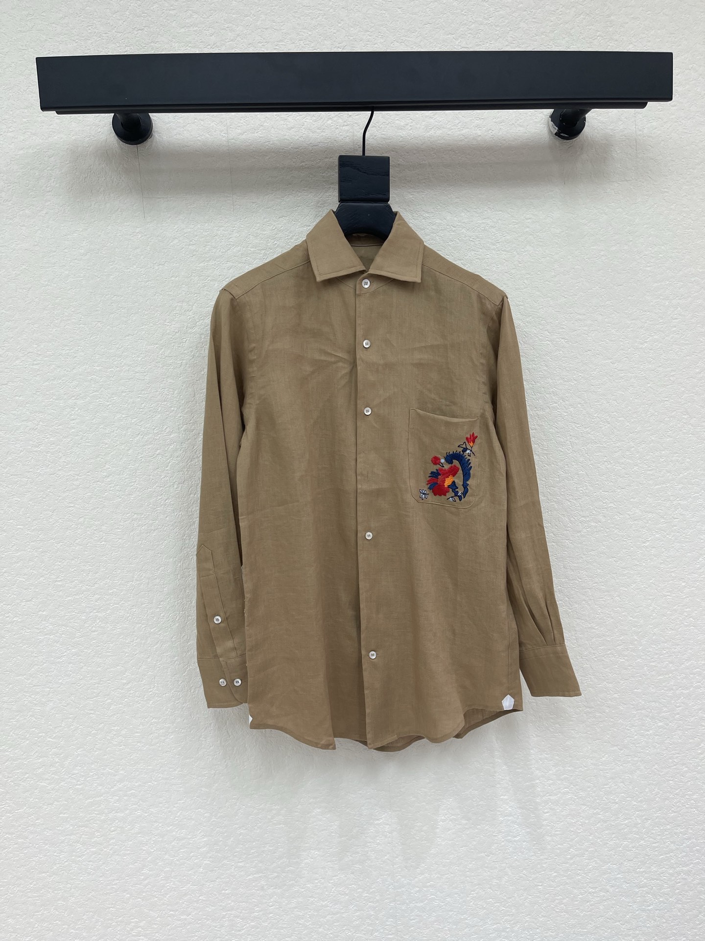NO:893020,LP old money style Andre flower embroidered pocket linen shirt!  Heavy industry positioning three-dimensional towel embroidery technology, small leather labels on both sides are decorated with low-key luxury details, and the imported linen fabric has a light and delicate texture. The classic small lapel is a lazy and casual high-end item. A must-have sun protection outfit in summer!  Highly recommended as a versatile item to keep for yourself!  The quality of workmanship depends on the details, two-color SML, loro piana, shirts,19860909LP老钱风Andre花刺绣口袋亚麻衬衫！重工定位立体毛巾绣工艺,两边小皮标装饰低调奢华细节感满满,进口亚麻面料质感轻盈细腻.经典小翻领演绎慵懒随性的高级单品.夏日必备防晒穿搭天菜！强烈推荐自留百搭单品！做工品质看细节,现货两色SML,,loro piana,shirts,,Women's clothing