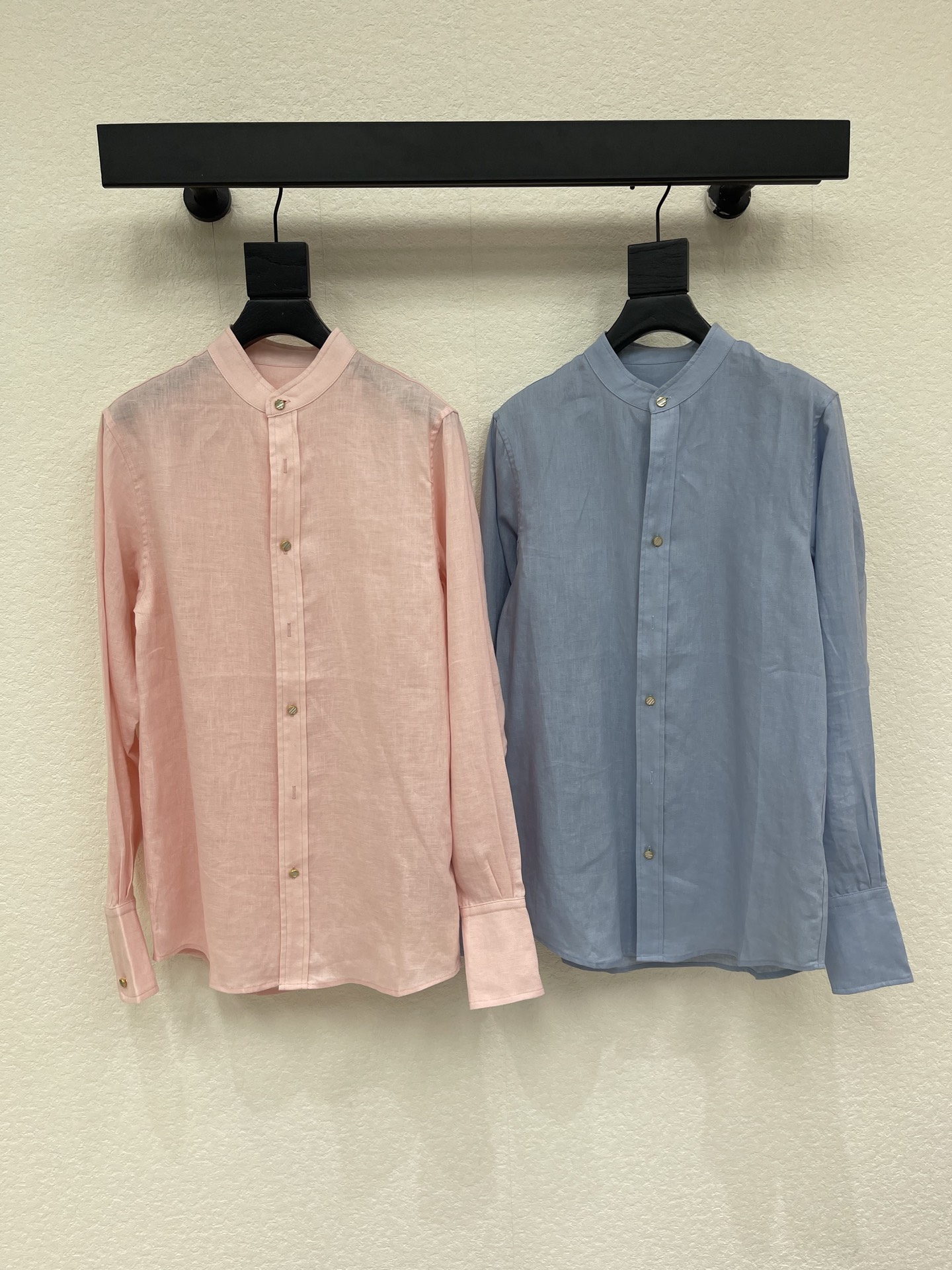 NO:893011,LP 2026 new solid color linen shirt. Classic version, high-end and delicate texture. Minimalist regular tailoring. Fashionable personality. Shows pure desire. Classic and versatile colors. Western style. Blue pink. SML,,loro piana,shirts,19860909LP 2026新品纯色麻料衬衫 经典版型,高级肌理细腻 极简主义常规剪裁 个性时髦 彰显纯欲调性 经典百搭色系 洋气 蓝色 粉色 SML,,loro piana,shirts,,Women's clothing