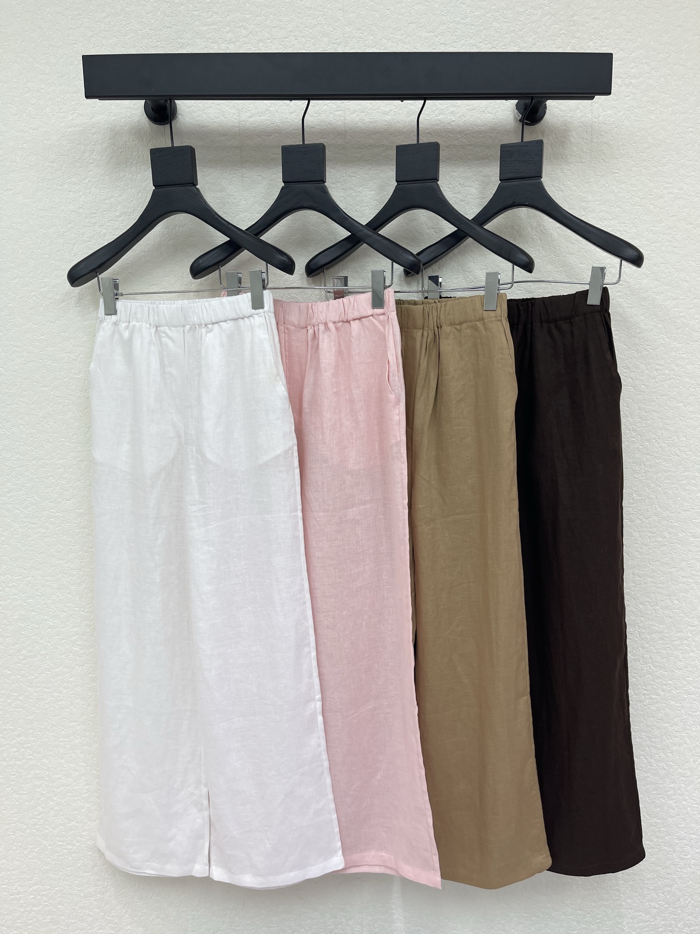 NO:893015,LP 2026 new solid color linen casual pants. Classic version, high-end and delicate texture. Minimalist regular tailoring. Fashionable personality. Shows pure desire. Classic and versatile colors. Western style. Four colors and three sizes, loro piana,19860909LP 2026新品纯色麻料休闲裤 经典版型,高级肌理细腻 极简主义常规剪裁 个性时髦 彰显纯欲调性 经典百搭色系 洋气 四色三码,,loro piana,,Women's clothing
