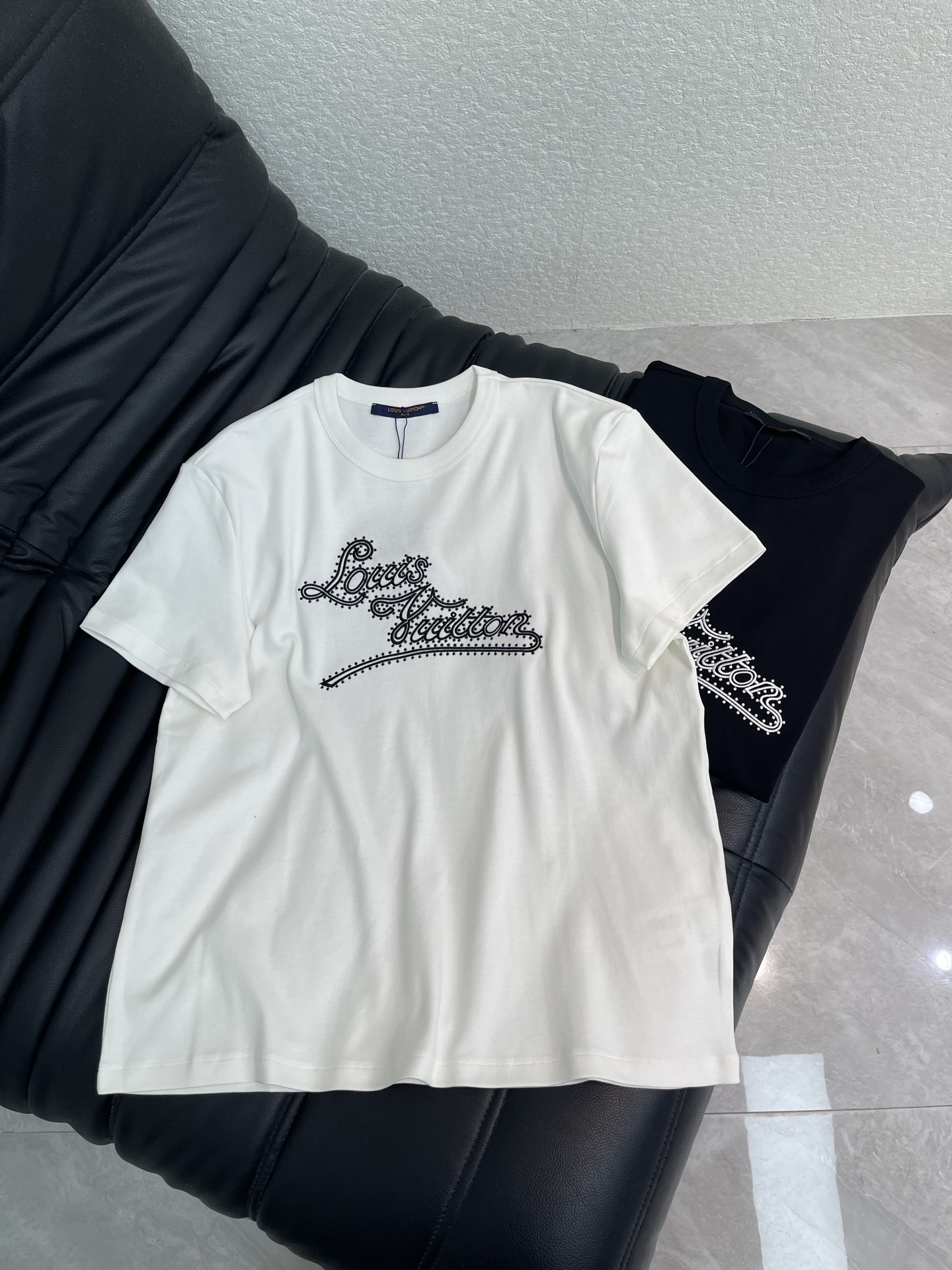 NO:893781,Louis Vuitto*26 new spring and summer heavy-duty short-sleeved T-shirt with letter embroidery, pure cotton fabric, loose fit, high-density fashionable sports style, every daily wear, playful and age-reducing design elements full of vitality, high quality, sizes SML, Louis Vuitton, T-shirt, tees, t-shirt,19860909Louis Vuitto*26春夏新款字母刺绣重工短袖T恤 纯棉面料 宽松版型 高密度时髦运动风 每个日常的穿搭 俏皮减龄充满元气的设计元素 高品质 尺码SML,,louis vuitton,T-shirt,tees，t-shirt,,Women's clothing