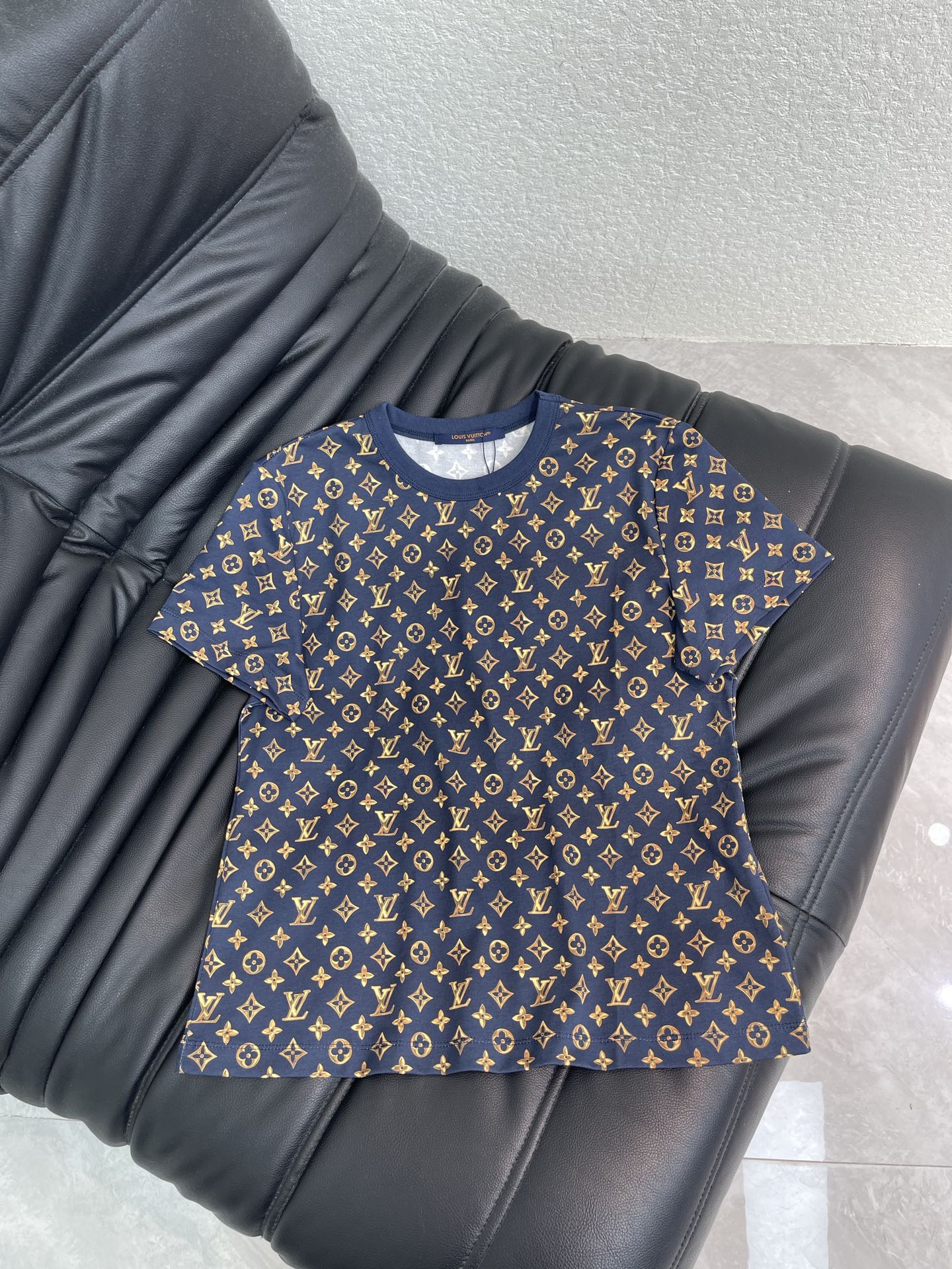 NO:893049,Louis Vuitto*26 new spring and summer full-print presbyopic short T-shirt!  Customized cotton material, breathable and comfortable, full of texture. Hollow four-leaf clover letter jacquard printed all over the body. Low-key and luxurious. It has a youthful atmosphere. It is versatile to wear alone or layered. It can be worn with jeans or skirts. It is suitable for daily casual use. It is fashionable and practical, a must-have for fashionistas!  SML,,louis vuitton,skirts,jeans,tees,t-shirt,19860909Louis Vuitto*26春夏新款满印老花短款T恤！定制全棉材质 透气舒适 质感十足 大身满印镂空四叶草字母提花 低调又奢华 青春气氛骤增 单穿或内搭都很百搭 搭牛仔裤 半裙都OK 日常休闲 时尚实用兼备,潮人必备！SML,,louis vuitton,skirts,jeans,tees，t-shirt,,Women's clothing