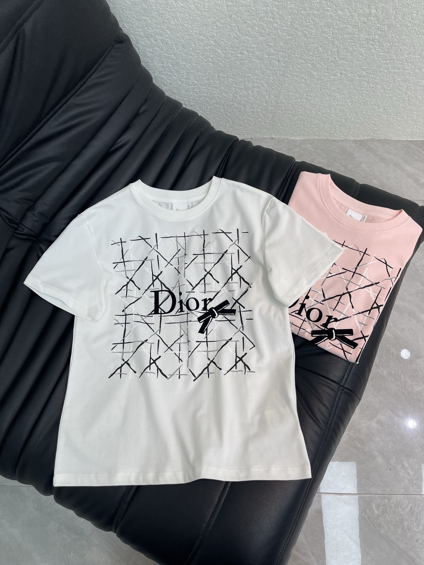 NO:893005,Dio* 2026 new flocked printed T-shirt, high-end fabrics, versatile version, the upper body feels comfortable whoever wears it knows!  The classic colors are elegant and high-end, white, pink, SML, dior, tees, t-shirt,19860909Dio* 2026新款植绒印花T恤 高订面料,百搭版型 ,上身的触感谁穿谁知道的舒服！ 经典颜色都是气质又高级, 白色粉色 SML,,dior,tees，t-shirt,,Women's clothing