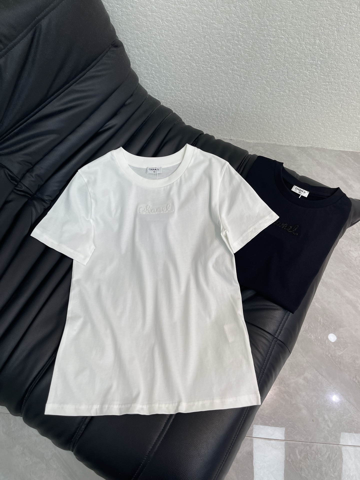 NO:893053,Chane*26 spring and summer new heavy industry three-dimensional beaded short-sleeved T-shirt. Customized mercerized cotton material, breathable and comfortable, full of texture, slim-fitting short-sleeved T-shirt, the chest is processed with beaded embroidery technology, refracted with the light, low-key luxury, daily versatile item, casual bottoms, fashionable upper body. SML,,chanel,T-shirt,tees,t-shirt,19860909Chane*26春夏新款重工立体钉珠短袖T恤.定制丝光棉材质,透气舒适,质感十足,修身短袖T恤,胸前利用珠片刺绣工艺处理,随光线折射低调奢华,日常百搭单品,随意下装,上身时尚洋气.SML,,chanel,T-shirt,tees，t-shirt,,Women's clothing
