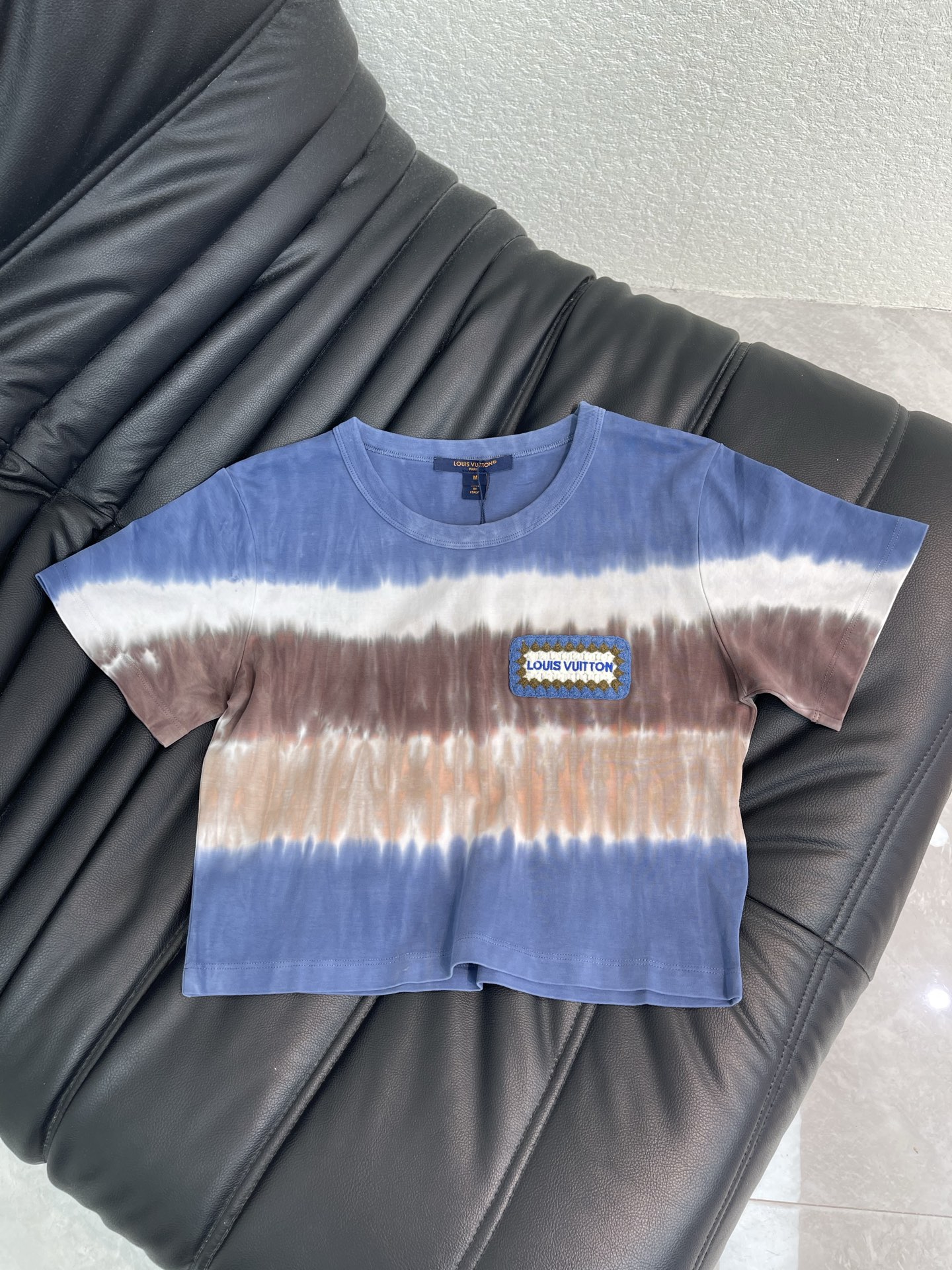 NO:893040,Original order quality 2026 spring and summer series LOU* new color round neck short T-shirt with letter logo embellishment SML,, tees, t-shirt,19860909原单品质 26年春夏系列 LOU*新款彩色圆领短款T恤 字母标点缀 SML,,tees，t-shirt,,Women's clothing