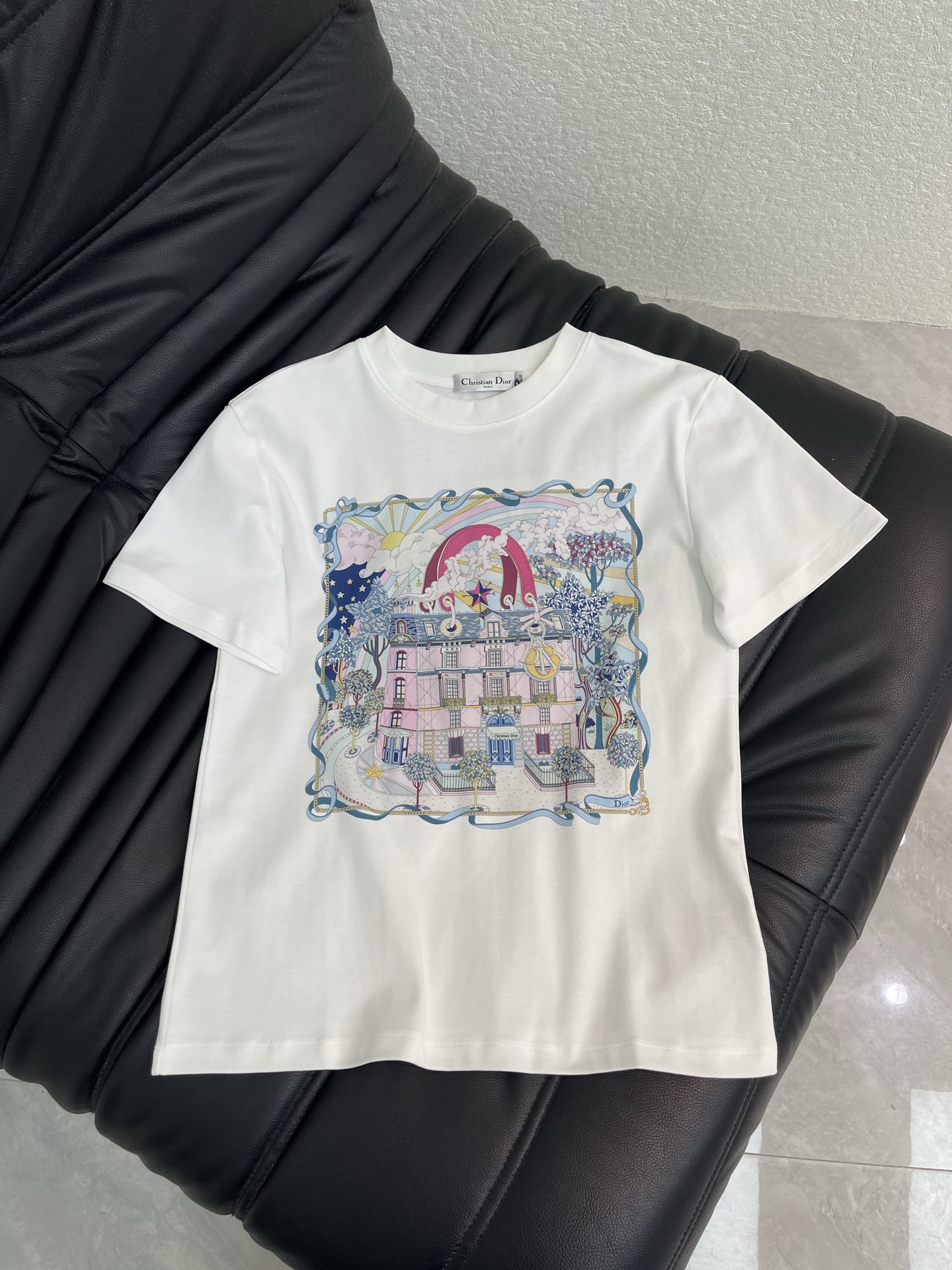 NO:893023,Dio* 2026 new printed T-shirt, high-end fabrics, versatile version, comfortable to the touch on the upper body, whoever wears it will know it!  Classic colors are elegant and high-end, SML, dior, tees, t-shirt,19860909Dio* 2026新款印花T恤 高订面料,百搭版型 ,上身的触感谁穿谁知道的舒服！ 经典颜色都是气质又高级, SML,,dior,tees，t-shirt,,Women's clothing