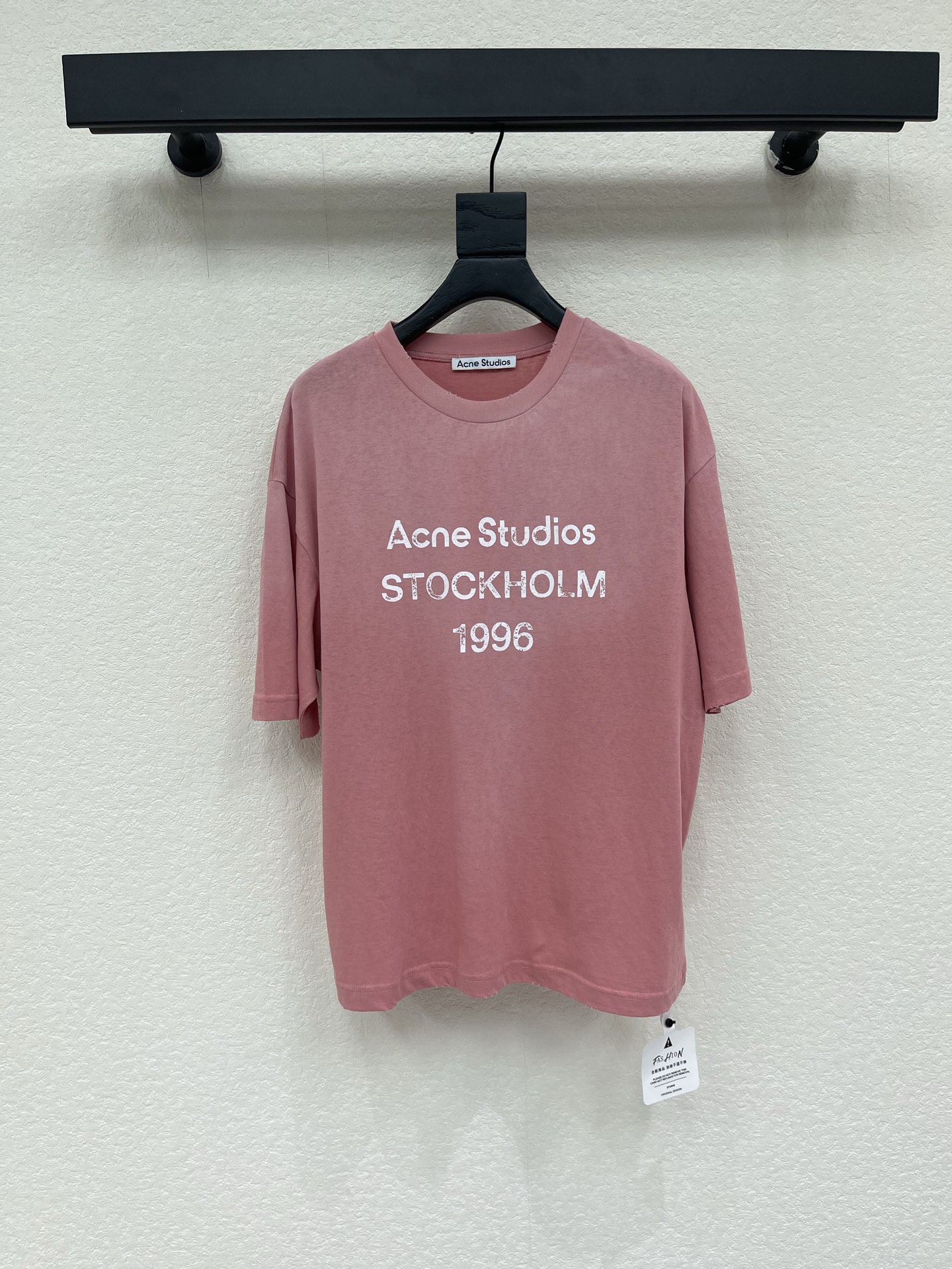 NO:893043,Slim fit T, loose T p long sleeve Acne Studio*1996 new gradient peach pink, 'STOCKHOLM 1996' letters printed on the chest, retro and old, very recognizable!  Fitted version, easily highlights the waistline, paired with high-waisted jeans or skirts, it can be worn in both sweet and cool style or street style. The fabric is soft and breathable, super comfortable to wear in summer, and it is perfect for daily commuting, dating, and taking photos. It is the same style of celebrity bloggers, versatile and easy to choose, a wardrobe must-have!  SML,,acne studios,dior,skirts,jeans,19860909修身T 宽松T p 长袖 Acne Studio*1996新款渐变蜜桃粉,胸前“STOCKHOLM 1996”字母印花,复古做旧超有辨识度！合身版型,轻松凸显腰线,搭配高腰牛仔裤或半裙,甜酷or街头风都能拿捏.面料柔软透气,夏天穿超舒服,日常通勤、约会、拍照都很出片,是明星博主同款,百搭不挑人,衣橱必备！SML,,acne studios,dior,skirts,jeans,,Women's clothing