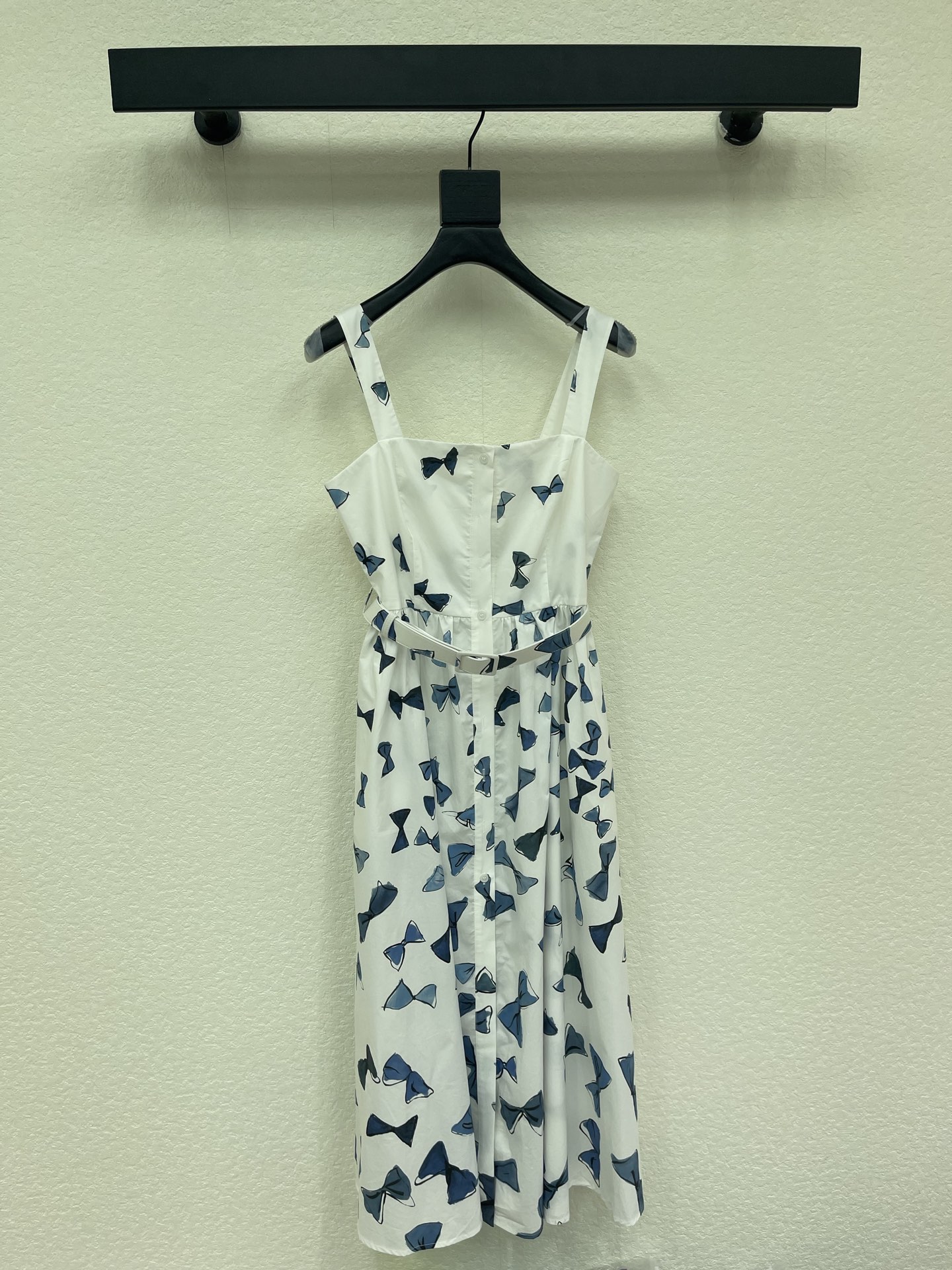 NO:899348,Dio*26 new spring and summer blue bow printed suspender dress long skirt. The fresh and elegant color block print pattern is elegant and romantic. The imported cotton poplin fabric is comfortable and breathable. Square neck suspender. Single-breasted waist and A-cut skirt. Romantic and casual design. Elegant and charming temperament. SML,, dior, skirts,19860909Dio*26春夏新品蓝色蝴蝶结印花吊带连衣裙长裙 清新淡雅的色块印花图案优雅浪漫氛围感拉满 进口棉府绸面料舒适透气 方领吊带 单排扣收腰A裁裙摆版型设计浪漫随性 气质优雅迷人SML,,dior,skirts,,Women's clothing