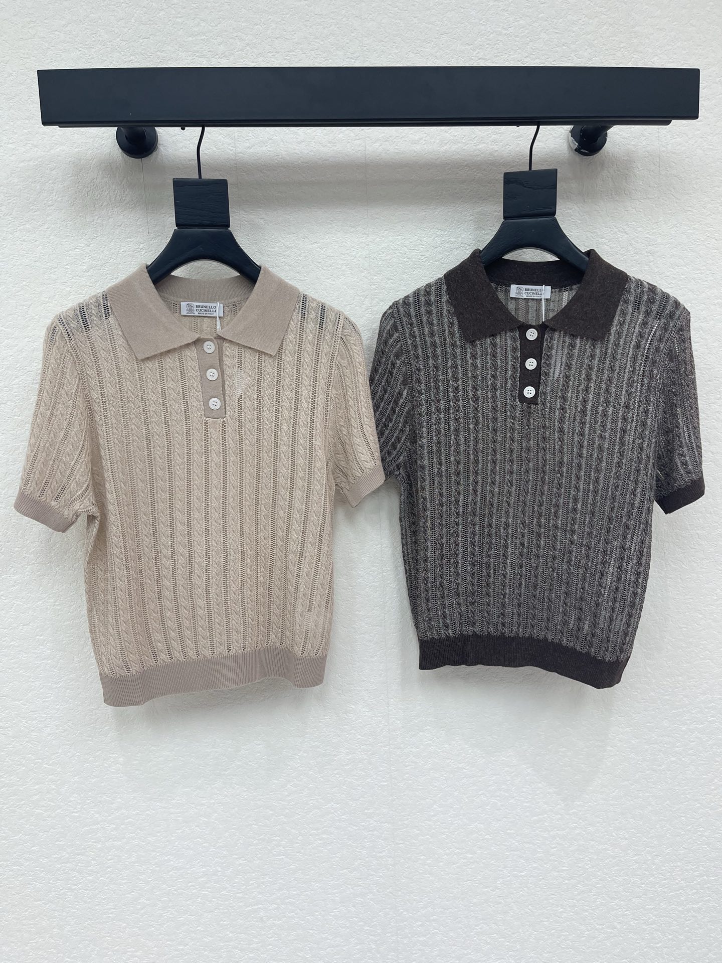 NO:899353,Brunello cucinell*26 spring and summer new BC hollow cable lapel knitted short sleeves!  Customized imported yarn weaving, breathable and easy to wear, lapel knitted short sleeves, all-over vertical cable knitted crochet, strong retro style, visually slimming and highlighting the figure, playful style that reduces age, richer layering effect, easy to wear for daily travel or parties!  SML,,brunello cucinelli,T-shirt,19860909Brunello cucinell*26春夏新款BC镂空绞花翻领针织短袖！定制进口纱线织造 透气好穿 翻领针织短袖 通体竖列绞花镂空钩针 复古风格强烈 视觉显瘦突显身材 风格俏皮减龄 层次效果更丰富 日常出行或聚会轻松驾驭！SML,,brunello cucinelli,T-shirt,,Women's clothing