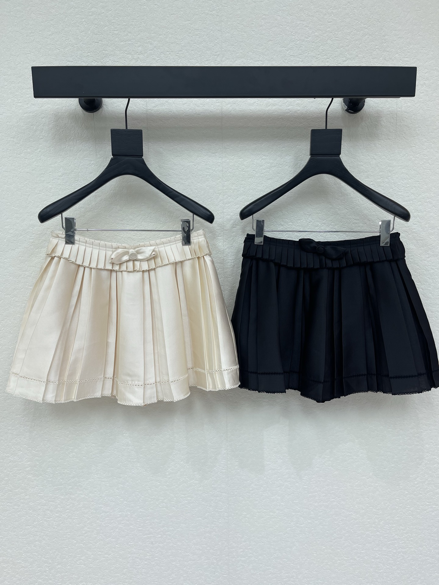NO:906605,Design JORYA 26 spring and summer new bow pleated lace skirt. High-waisted A-line version + pleated design, slimming and flattering leg shape. The fungus lace on the skirt is super layered and embellished with bows on the waist. It is sweet and playful. The anti-exposure design is very considerate. It can be easily used for commuting, dating, and daily outings. Pair it with a T-shirt or shirt, and you can easily get a sweet cool style or a Korean style. It is versatile without being picky about your figure, and even petite girls can easily wear it with good proportions!  SML,,skirts,shirts,tees,t-shirt,19860909设计JORYA 26春夏新款蝴蝶结百褶花边半裙 高腰A字版型+百褶设计,显瘦又修饰腿型,裙摆木耳花边超有层次感腰部蝴蝶结点缀,甜美又俏皮,防走光设计很贴心,通勤、约会、日常出街都能轻松驾驭～搭配T恤或衬衫,轻松get甜酷风or韩系风,百搭不挑身材,小个子女生也能轻松穿出好比例！SML,,skirts,shirts,tees，t-shirt,,Women's clothing