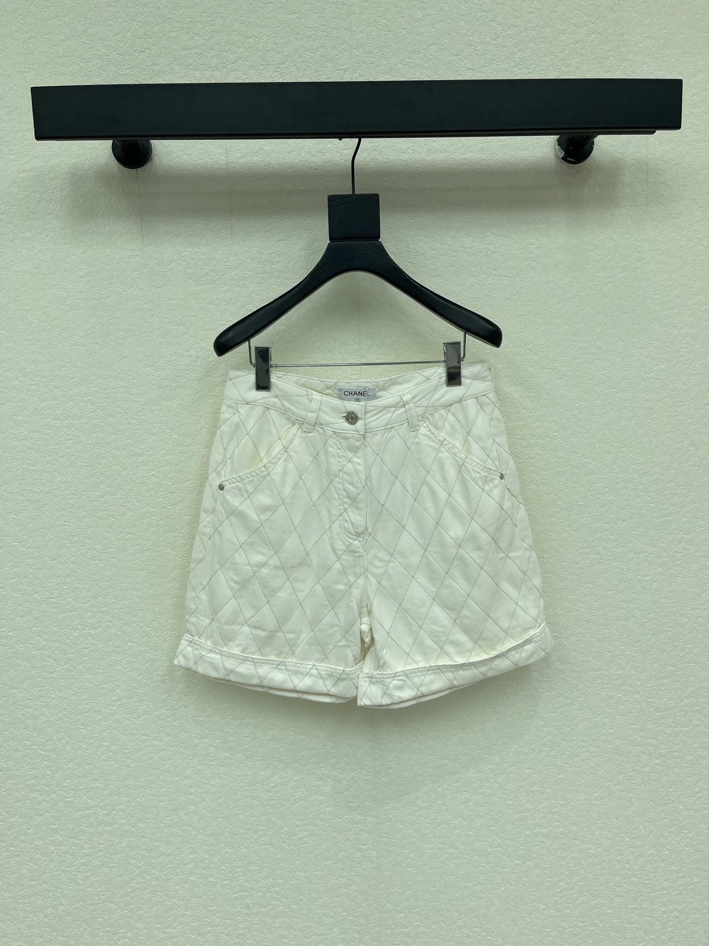 NO:906634,Coco girls beach series new holiday products!  Chane* Xiaoxiang Heavy Industry Embroidery Diamond Thread Embroidered Denim Pants!  Cargo pockets and rolled trouser legs are designed with a classic straight fit to make your upper body look slimmer!  Customized enzyme washed denim fabric!  A must-have item for those beautiful summer days on the beach. High-weave organic pure cotton denim has a great texture!  The nostalgic retro wash has a fashionable and high-end tone!  The quality of workmanship depends on the details.SML,,chanel,19860909Coco女孩beach沙滩系列度假新品！Chane*小香重工刺绣菱格线绣牛仔中裤！工装口袋卷裤脚设计经典直筒版型上身巨显瘦！定制酵素洗水牛仔面料！明媚夏日海滩,白富美必入单品.高织数有机纯棉牛仔质感超赞！怀旧复古洗水时髦又高级的调调！做工品质看细节.SML,,chanel,,Women's clothing