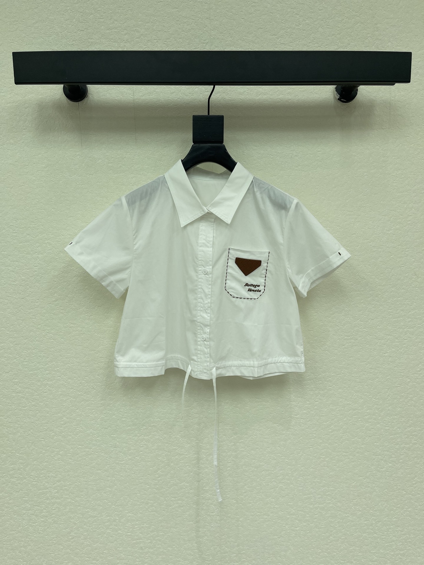 NO:906620,BV*26's new triangular logo pocket waisted short-sleeved shirt. It's an item that you can wear with your eyes closed. It looks great with any combination. Customized fabrics and accessories. Classic washing process. The color is very high-end. It makes you look taller and slimmer. It's easy to wear. It's a favorite among fashionistas. The upper body effect is great. It's the king of all-round matching. It can be matched with anything. It looks great with pants or skirts from the same series. SML, Bottega Veneta, skirts, shirts, T-shirts, etc.19860909BV*26新品三角标口袋收腰短袖衬衫 闭眼入的单品 随便一搭都气质感爆棚 订制面辅料 经典洗水工艺 色调很高级 显高显瘦巨好穿,时髦精的大爱 上身效果超赞,万能搭配王  怎么搭配都 配同系列中裤或半裙都巨好看 SML,,bottega veneta,skirts,shirts,T-shirt,,Women's clothing