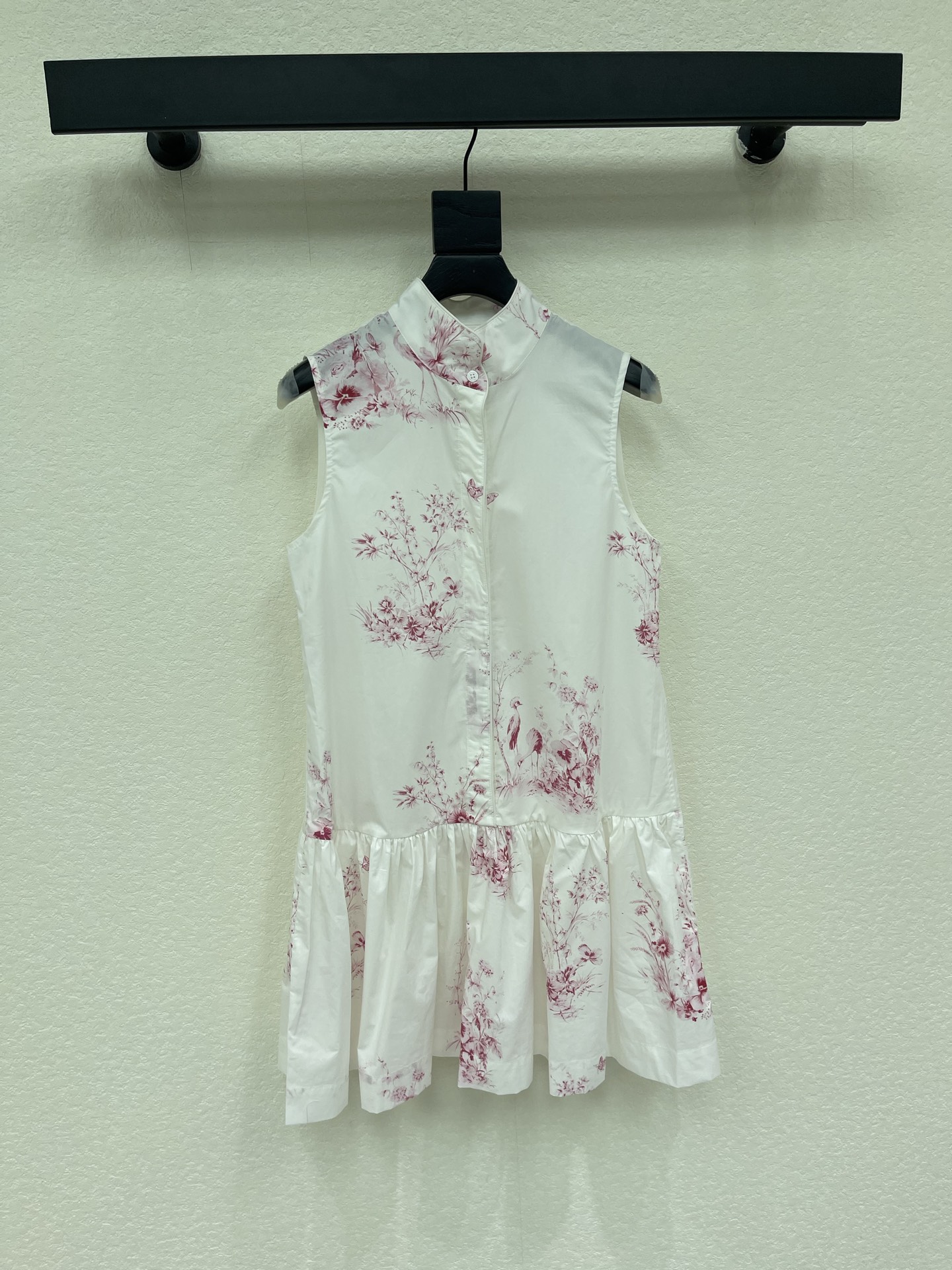 NO:906615,Dio*26 Spring and Summer New Product Garden World Series Oriental Aesthetic Print Spring Limited Edition Pink Sleeveless Dress. Thin silk cotton fabric is breathable and comfortable. Suitable for spring and summer. White bottom with pink flowers. Full of romantic literary atmosphere. The mid-length loose cut is super friendly to the body. Easily wear a lazy and casual style. Paired with elastic waist pleated skirt, it can be easily controlled for daily commuting and vacation. White and beautiful must-have artifacts SML, dior, skirts,19860909Dio*26春夏新品花园世界系列东方美学印花春日限定粉无袖连衣裙 轻薄丝棉质面料透气舒适 春夏穿着都超合适 白色底配粉色花卉 浪漫文艺氛围感满满 中长款宽松剪裁对身材超友好 轻松穿出慵懒随性风 搭配松紧腰百褶半裙 日常通勤度假都能轻松驾驭 白富美必备神器SML,,dior,skirts,,Women's clothing