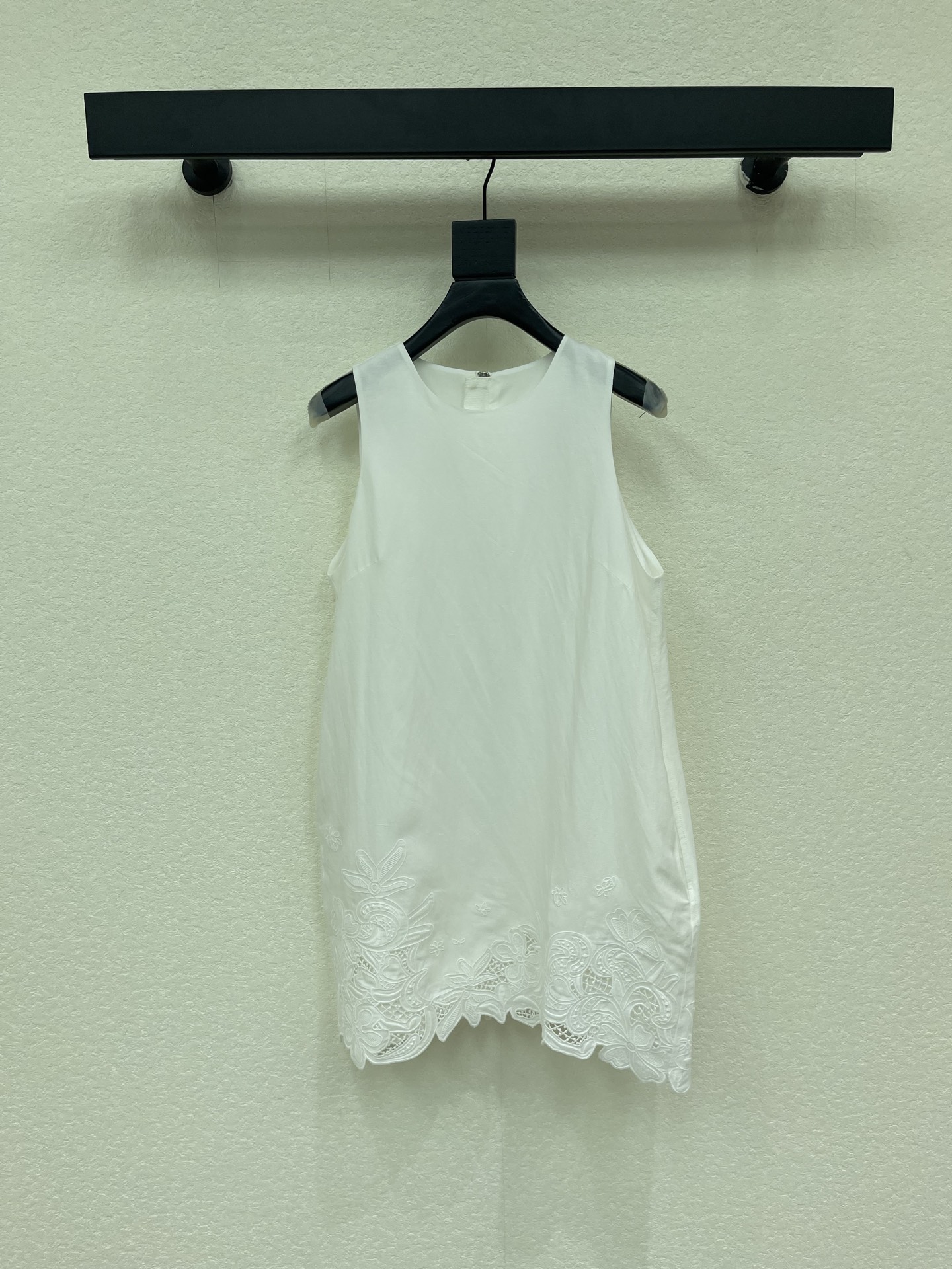 NO:908372,Moco26 new spring and summer Korean-style holiday dress with soft style hollow floral embroidery lace. Sleeveless round neck small white dress can be easily worn by small people. The hem of the skirt is heavy-duty with hollow floral embroidery and three-dimensional flowers. It is delicate and gentle. It brings a light atmosphere when walking. The embroidery pattern is layered and delicate, adding fairy spirit. SML,,skirts,19860909Moco26春夏新品韩系温柔风镂空花卉刺绣花边度假连衣裙 无袖圆领小白裙小个子也能轻松驾驭 裙身下摆重工镂空花卉刺绣立体花朵 精致温柔 走动自带轻盈氛围感 刺绣花纹层次细腻 增添仙气SML,,skirts,,Women's clothing