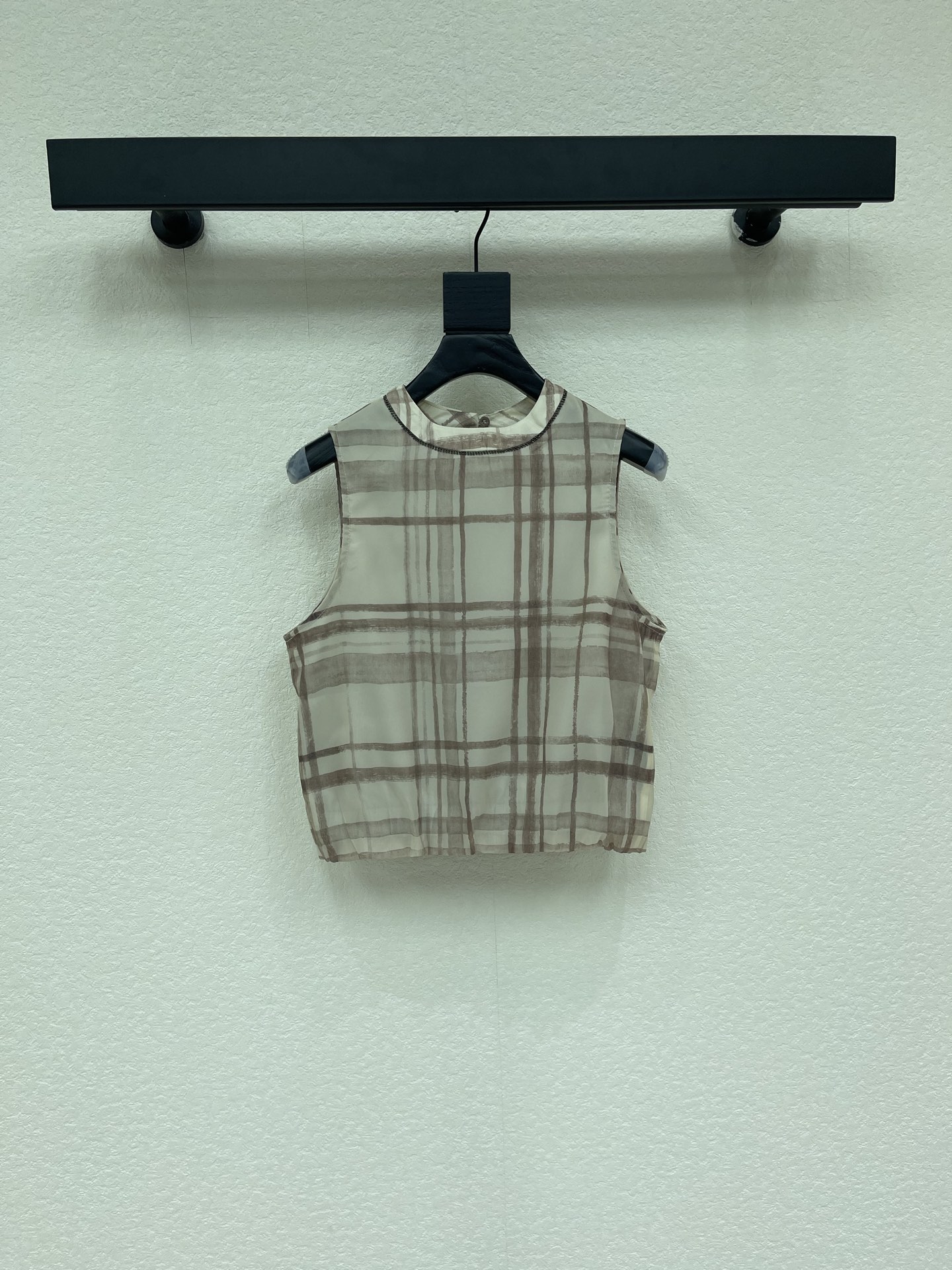 NO:907402,Original quality BC*26 classic plaid minimalist style shirt. The ultimate old money style outfit. The latest series of items. Highly recommended. The diamond chain design brings visual impact to the overall look. Comfortable and breathable. Suitable for various occasions. Sexy and high-end SML, shirts,19860909原单品质 BC*26经典格纹极简风衬衫 老钱风极致穿搭 最新系列单品 强烈推荐 钻链设计给整体造型带来视觉冲击 舒适透气 适合多种场合穿搭 性感高级 SML,,shirts,,Women's clothing