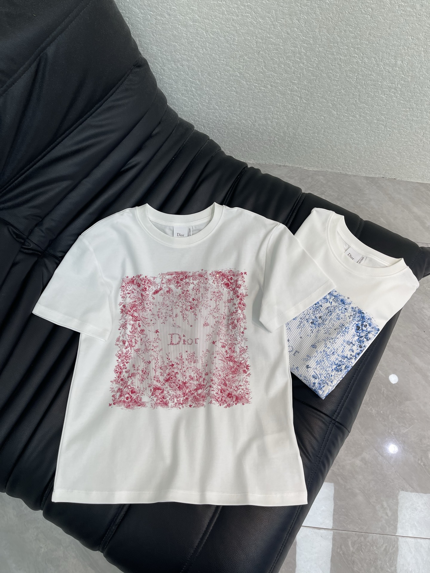 NO:907394,Dio*26 new spring and summer hot diamond floral short-sleeved T-shirt!  Customized high-weight cotton material with delicate texture, comfortable and breathable. Floral printed rhinestones. High-end yet elegant. Super comfortable for daily wear. The classic round neck accommodates a variety of body shapes and can be easily matched with jeans or casual pants. It is fashionable and practical!  Two-color SML l,,dior,jeans,T-shirt,tees,t-shirt,19860909Dio*26春夏新款烫钻花卉短袖T恤！定制高克重全棉材质 质感细腻 舒适透气 花卉印花烫钻 高级又不失优雅 日常穿着超舒适 经典圆领包容多种身材,轻松搭配牛仔裤或休闲裤,时尚又实用！两色SML l,,dior,jeans,T-shirt,tees，t-shirt,,Women's clothing