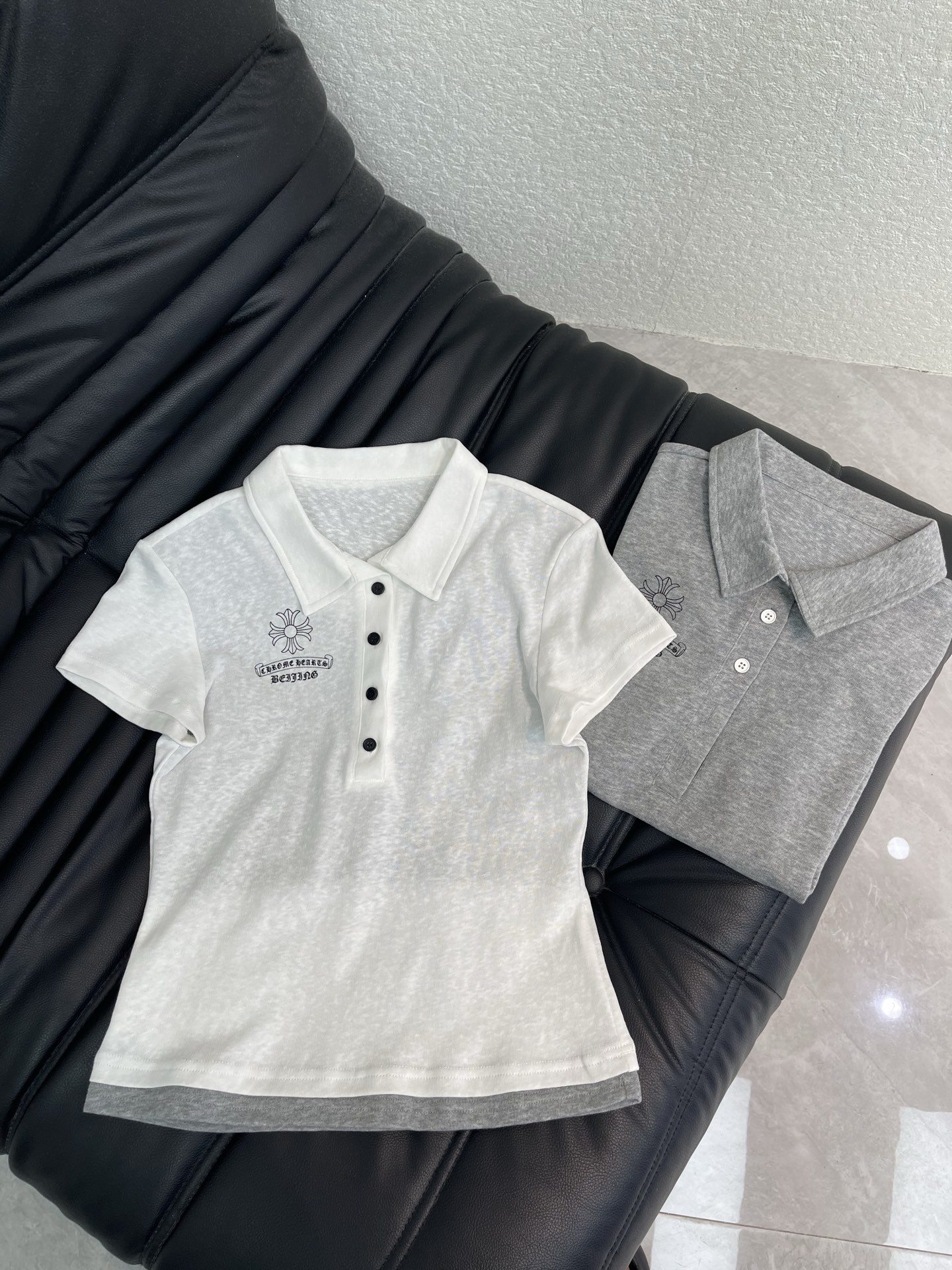 NO:907389,Crow Heart*26 new fake two-piece poIo shirt short-sleeved, cloud-like and comfortable series!  Whoever wears it knows how comfortable it feels on the upper body!  Lapel short-sleeved T-shirt cut, slim and versatile, classic color, high-end style, stylish and stylish when worn alone, high version SML, chrome hearts, T-shirt, tees, t-shirt,19860909克罗心*26新款假两件poIo衫短袖 云感舒适的系列！ 上身的触感谁穿谁知道的舒服！ 翻领短袖T恤裁剪 显瘦百搭天花板  经典色系 彰显高级格调 单穿内搭都出彩时髦 高版本 SML,,chrome hearts,T-shirt,tees，t-shirt,,Women's clothing