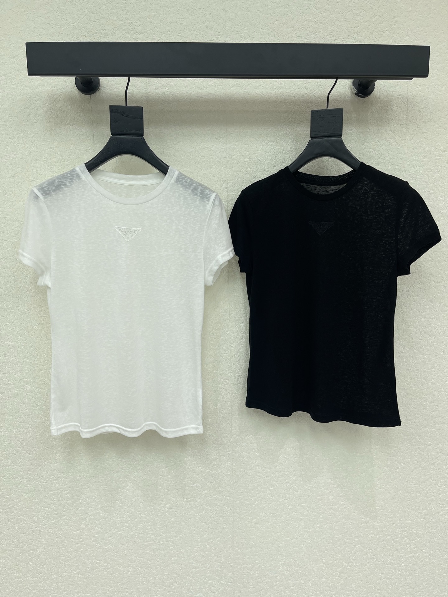 NO:909077,Chane*26 new spring and summer triangular hollow short-sleeved T-shirt top. Soft, skin-friendly and breathable. Super comfortable to wear in summer. Round neck and right shoulder version. Hidden body and slimming. Hollow triangle logo lace embroidery. Exquisite and not exaggerated. Simple and versatile. Suitable for jeans, skirts and casual pants. Suitable for commuting or leisure. SML,,chanel,skirts,jeans,T-shirt,tees,t-shirt,19860909Chane*26春夏新款三角镂空短袖T恤上衣 柔软亲肤又透气 夏天穿超舒服 圆领正肩版型 藏肉显瘦 镂空三角标蕾丝刺绣 精致不浮夸 简约百搭 牛仔裤 半裙 休闲裤 都适配 无论通勤还是休闲都能轻松驾驭 SML,,chanel,skirts,jeans,T-shirt,tees，t-shirt,,Women's clothing
