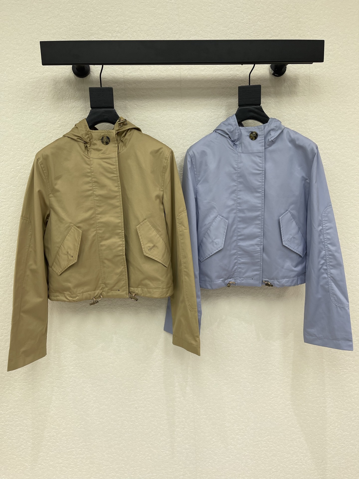 NO:908363,Burberr*26 new early autumn plaid jacket hooded windbreaker jacket, made of lightweight protective cotton gabardine fabric, with BBR plaid lining in the brand's iconic sand color. It presents a regular fit and incorporates a hidden placket. It has a B family plaid drawstring, which can be adjusted to create different looks. Two-color SML,,burberry,jackets & coats,jackets & coats,hats,19860909Burberr*26早秋新款格纹夹克连帽风衣外套,选用轻盈防护性棉质嘎巴甸面料打造,搭配 BBR格纹内衬以品牌标志性沙色演绎.呈现常规版型,融入隐藏式开襟.设有 B家格纹抽绳,可随心调节打造不同造型 两色 SML,,burberry,jackets & coats,jackets & coats,hats,,Women's clothing