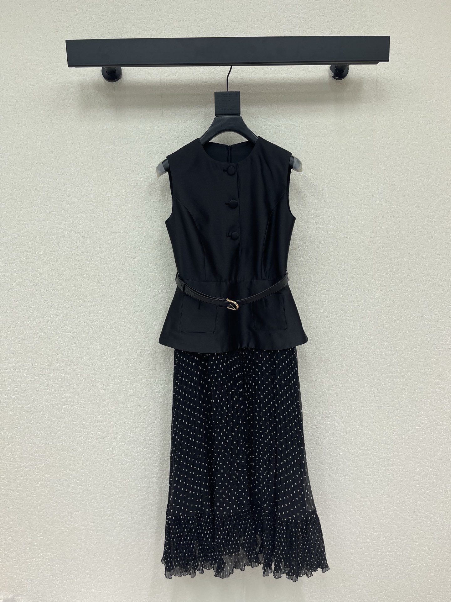 NO:909067,SP* 26 spring and summer new product Liu Shishi's same style fake two-piece polka-dot skirt sleeveless dress, upper suit vest + lower body polka-dot mesh pleated skirt, smart and elegant, super comfortable to wear in summer, black base with white polka dots, retro slimming waistband to modify the waistline, elegant and flexible skirt, easy to control for commuting and dinner, SML, skirts, business suit,19860909SP* 26春夏新品刘诗诗同款假两件波点裙无袖连衣裙 上身西装马甲+下身波点网纱百褶裙 干练优雅兼具 夏天穿超舒服 黑色底配白色波点 复古显瘦收腰绑带修饰腰线 裙摆飘逸灵动 通勤 晚宴都能轻松驾驭SML,,skirts,business suit,,Women's clothing