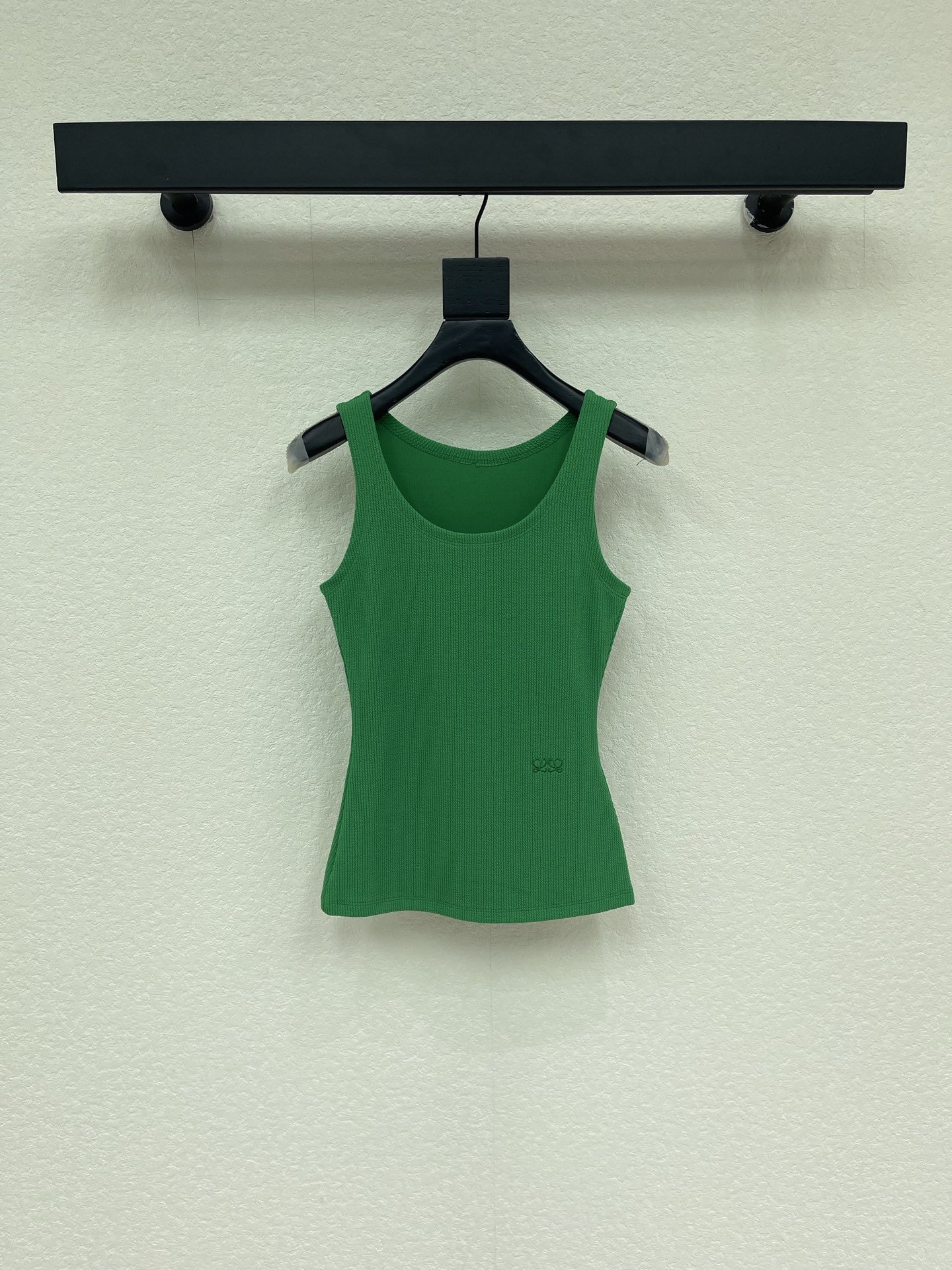 NO:909081,LOEW*26 new spring and summer green vest. It comes with three-dimensional pleated texture knitting, with its own matte high-end texture, breathable and thin, with mini Anagram classic logo embroidered on the side of the hem. It is low-key and unobtrusive. The bottom is matched with high-waisted loose wide legs. The trousers are divided horizontally with stitching and three-dimensional patch pocket workwear design. It has a very casual atmosphere. Cotton soft denim fabric, soft and not stiff, SML,, loewe,19860909LOEW*26春夏新款绿色背心.自带立体褶皱肌理针织,自带哑光高级质感,透气轻薄,下摆侧边刺绣迷你Anagram经典标志,低调也不张扬下面搭配的是高腰宽松阔腿,裤身横向分割车线、立体贴袋工装设计,非常随性氛围感,棉质软牛仔面料,柔软不硬挺,SML,,loewe,,Women's clothing