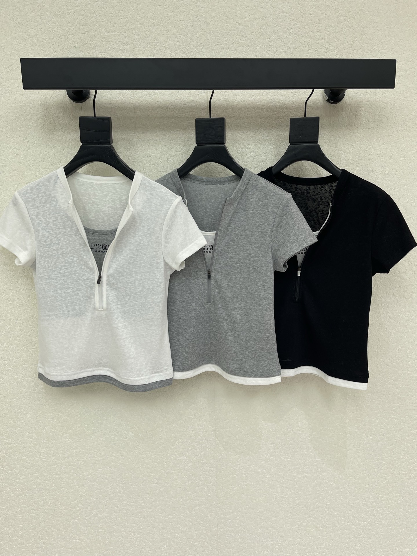NO:909071,MM6*26 new half-zip color-blocked fake two-piece short-sleeved, cloud-like and comfortable series!  Whoever wears it knows how comfortable it feels on the upper body!  Half-zip short-sleeved T-shirt cut, slim and versatile, classic color, high-end style, stylish when worn alone, high version SML, masion margiela, T-shirt, tees, t-shirt,19860909MM6*26新款半拉链拼色假两件短袖 云感舒适的系列！ 上身的触感谁穿谁知道的舒服！ 半拉链短袖T恤裁剪 显瘦百搭天花板  经典色系 彰显高级格调 单穿内搭都出彩时髦 高版本 SML,,masion margiela,T-shirt,tees，t-shirt,,Women's clothing
